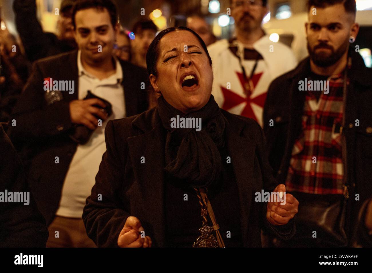 Barcelona, Spanien. März 2024. Ein Saeteras singt während der Palmsonntagsprozession in Barcelona ein Saeta (sehr emotionales religiöses Lied) Credit: Matthias Oesterle/Alamy Live News Stockfoto