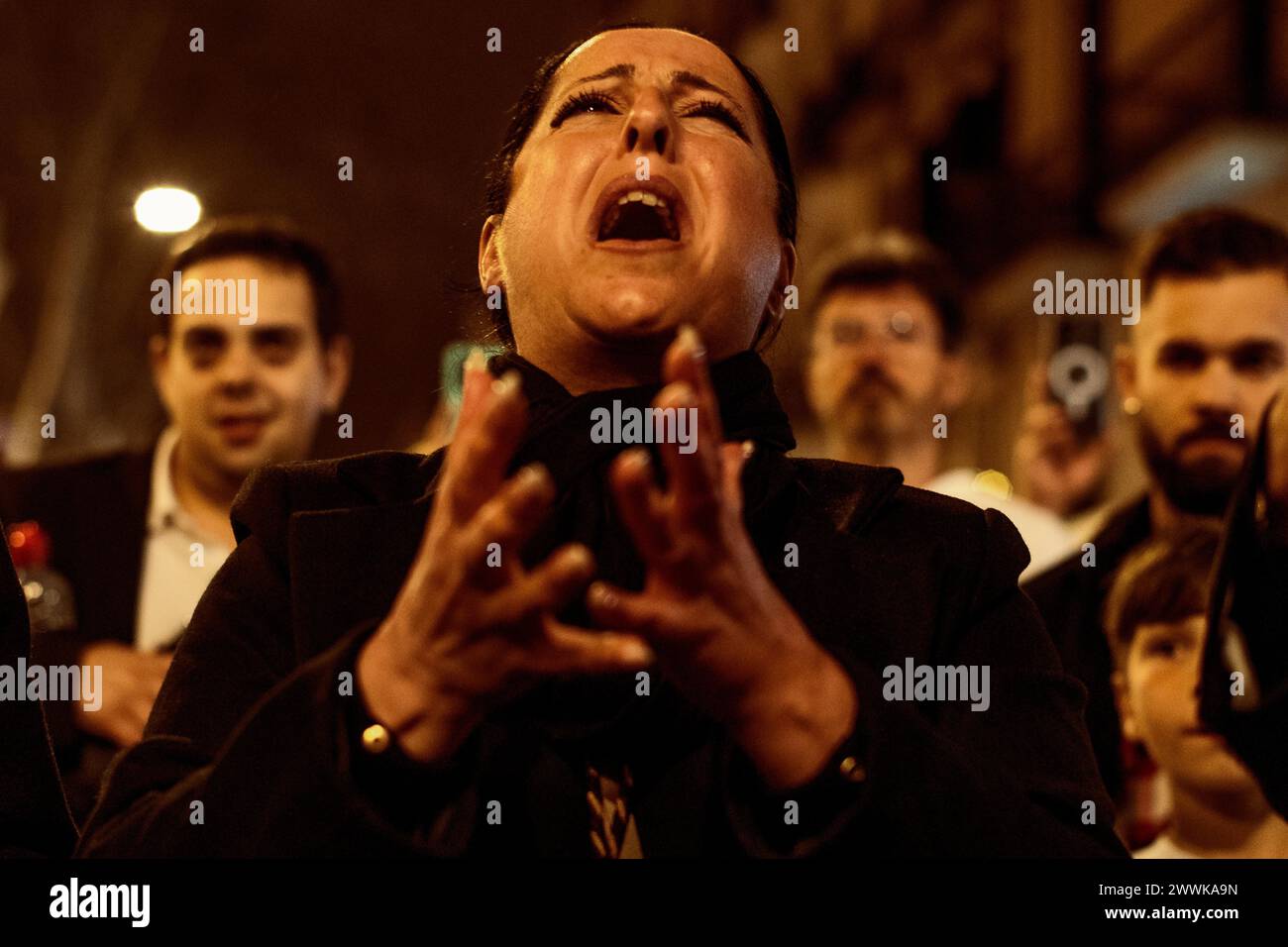 Barcelona, Spanien. März 2024. Ein Saeteras singt während der Palmsonntagsprozession in Barcelona ein Saeta (sehr emotionales religiöses Lied) Credit: Matthias Oesterle/Alamy Live News Stockfoto