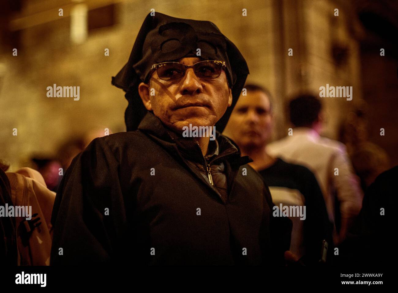 Barcelona, Spanien. März 2024. Eine vermummte Buße aus der Bruderschaft der Congregacion del Santisimo Cristo de la Buena Muerte nach der Palmsonntagsprozession Credit: Matthias Oesterle/Alamy Live News Stockfoto