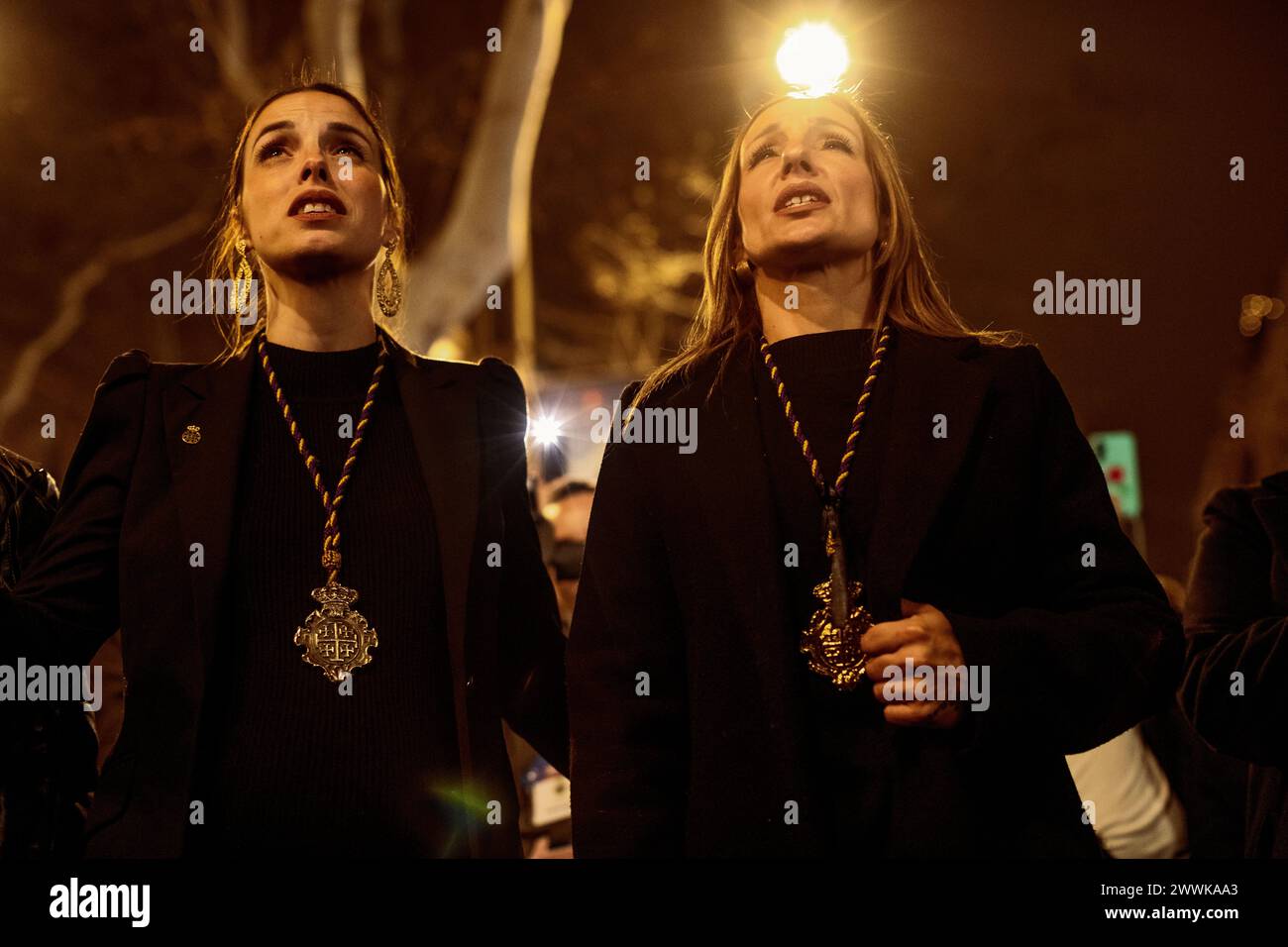 Barcelona, Spanien. März 2024. „Saeteras“ (Saeta-Sänger) singen während der Palmsonntagsprozession in Barcelona ein „Saeta“ (sehr emotionales religiöses Lied). Credit: Matthias Oesterle/Alamy Live News Stockfoto