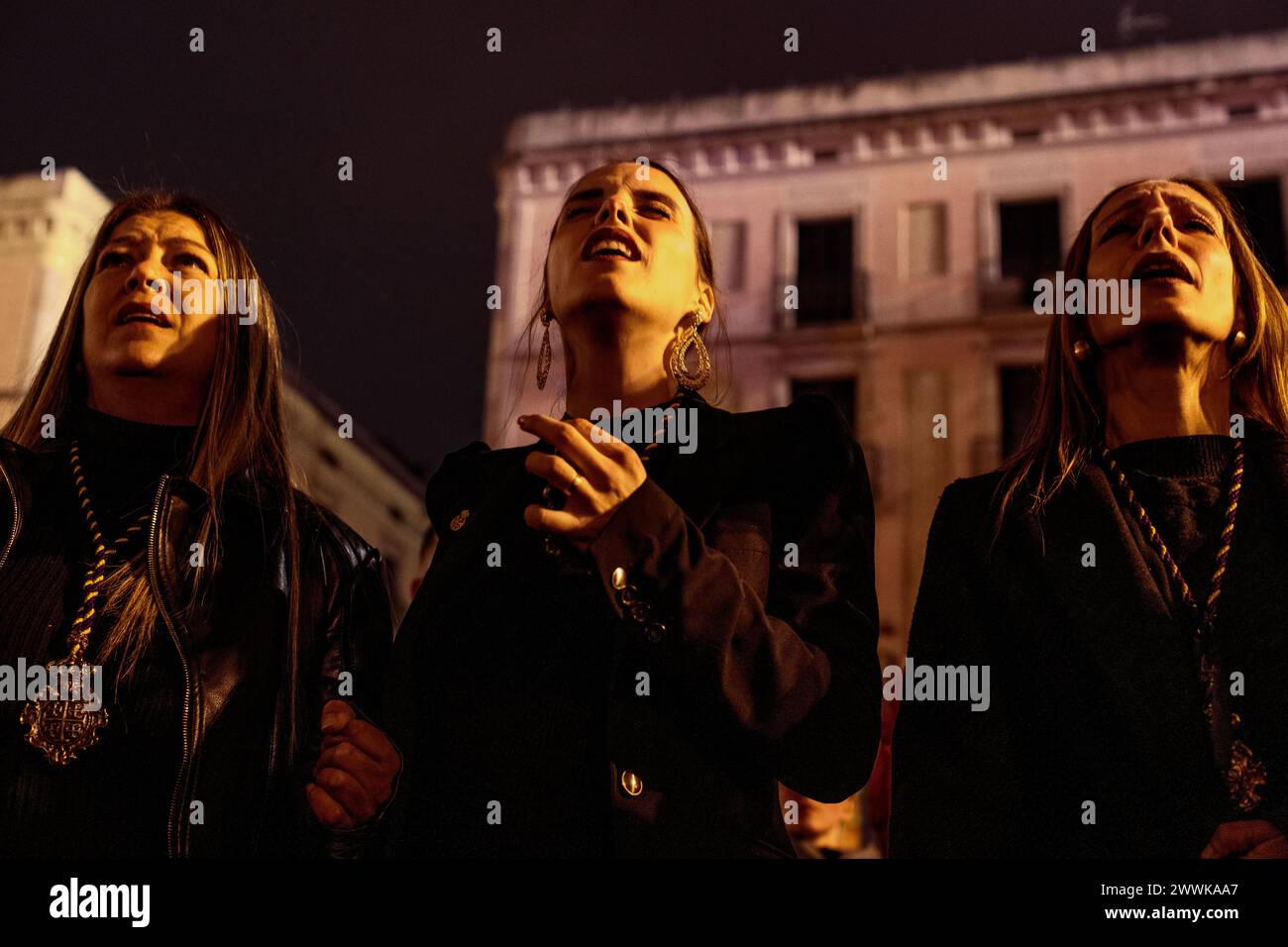 Barcelona, Spanien. März 2024. „Saeteras“ (Saeta-Sänger) singen während der Palmsonntagsprozession in Barcelona ein „Saeta“ (sehr emotionales religiöses Lied). Credit: Matthias Oesterle/Alamy Live News Stockfoto