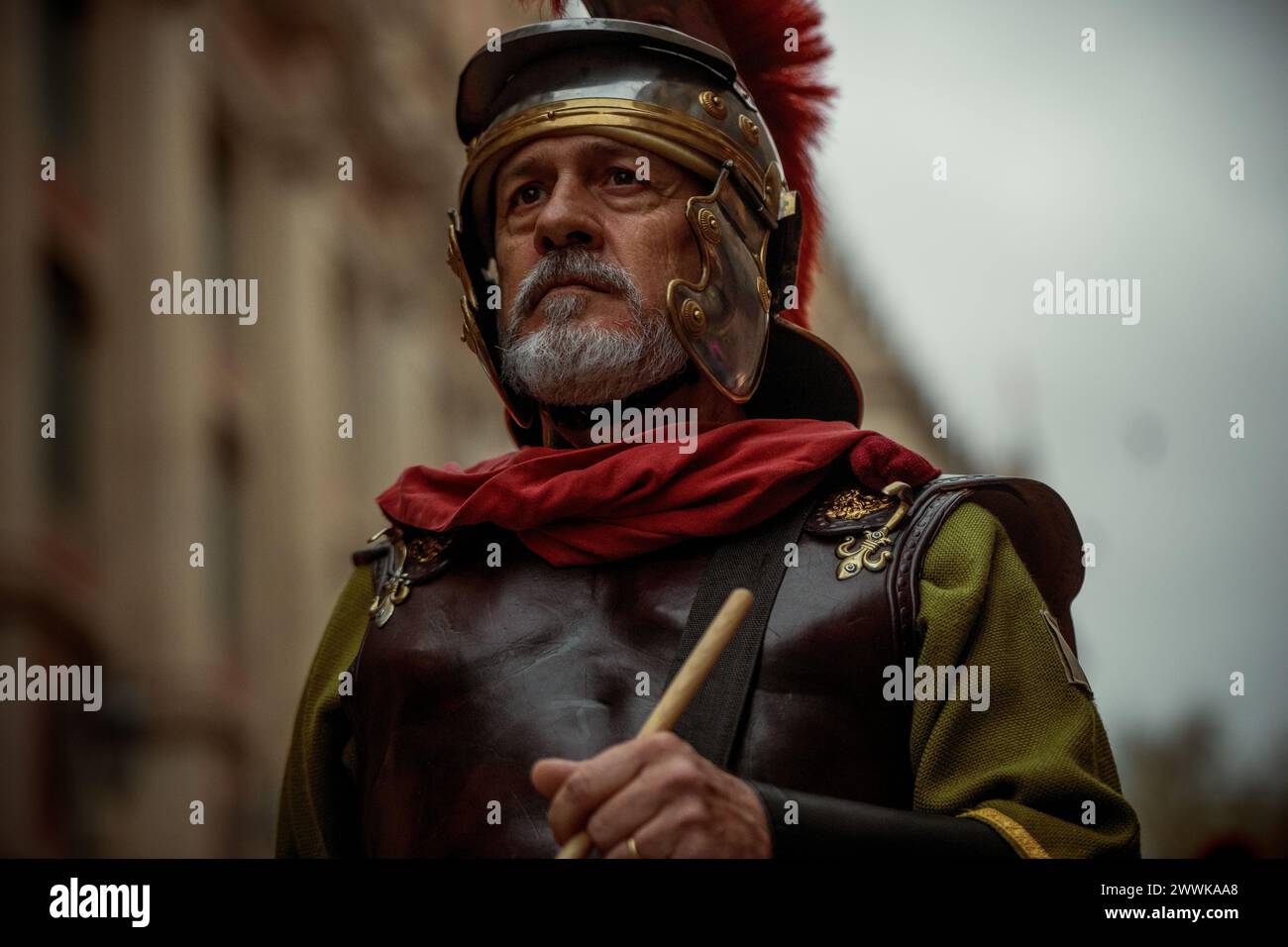 Barcelona, Spanien. März 2024. Mitglieder der „Armats de Balaguer“, gekleidet als alte Römer, führen die Palmensonntagsprozession in Barcelona an Credit: Matthias Oesterle/Alamy Live News Stockfoto