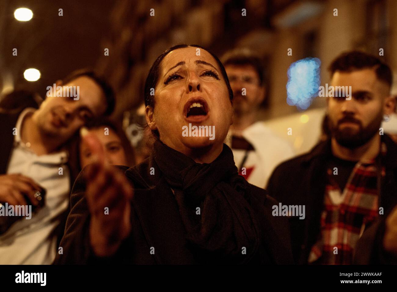 Barcelona, Spanien. März 2024. Ein Saeteras singt während der Palmsonntagsprozession in Barcelona ein Saeta (sehr emotionales religiöses Lied) Credit: Matthias Oesterle/Alamy Live News Stockfoto
