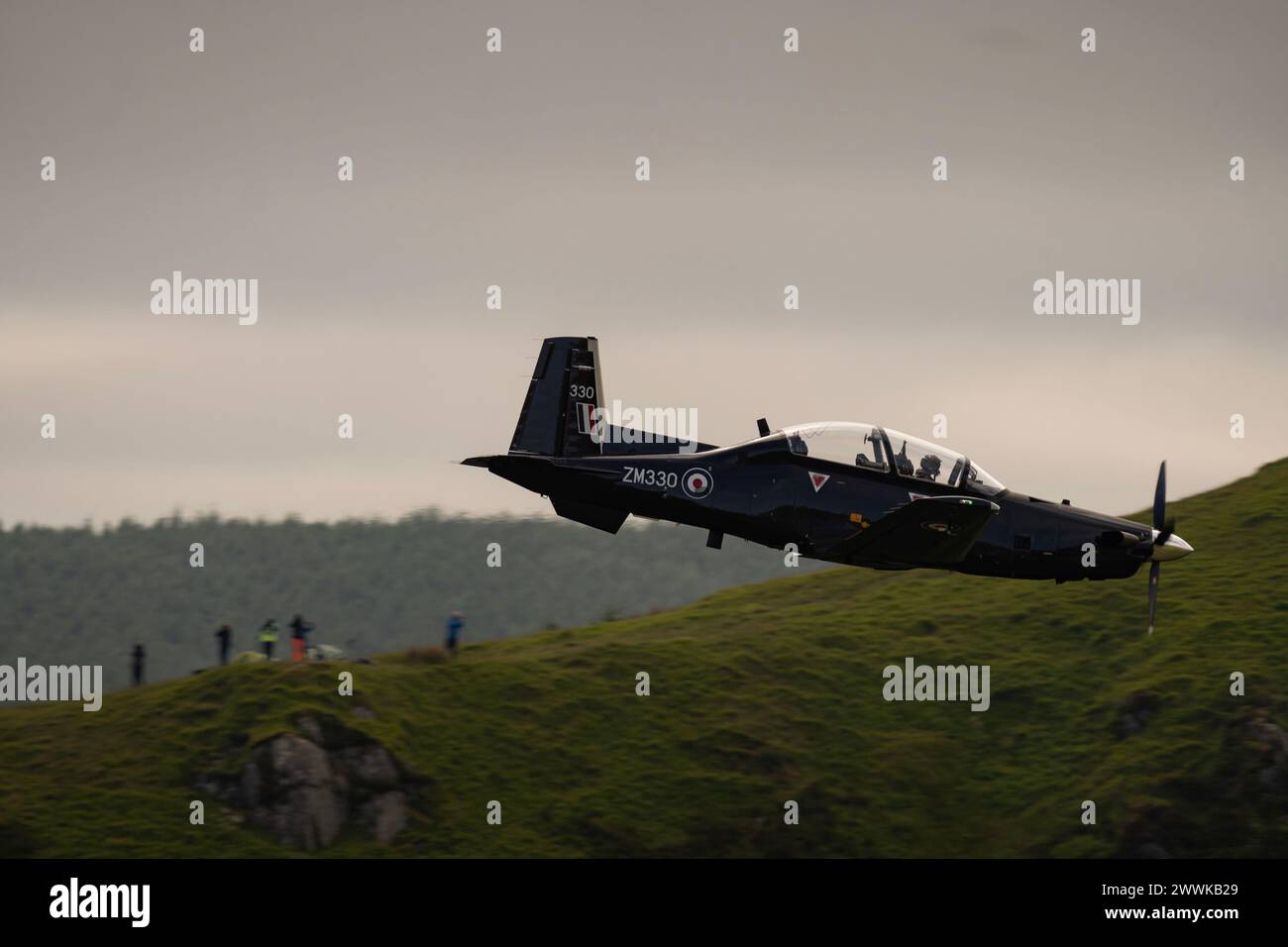 Eine Royal Air Force Beechcraft Texan T MK1 Low fliegt in Wales. Stockfoto