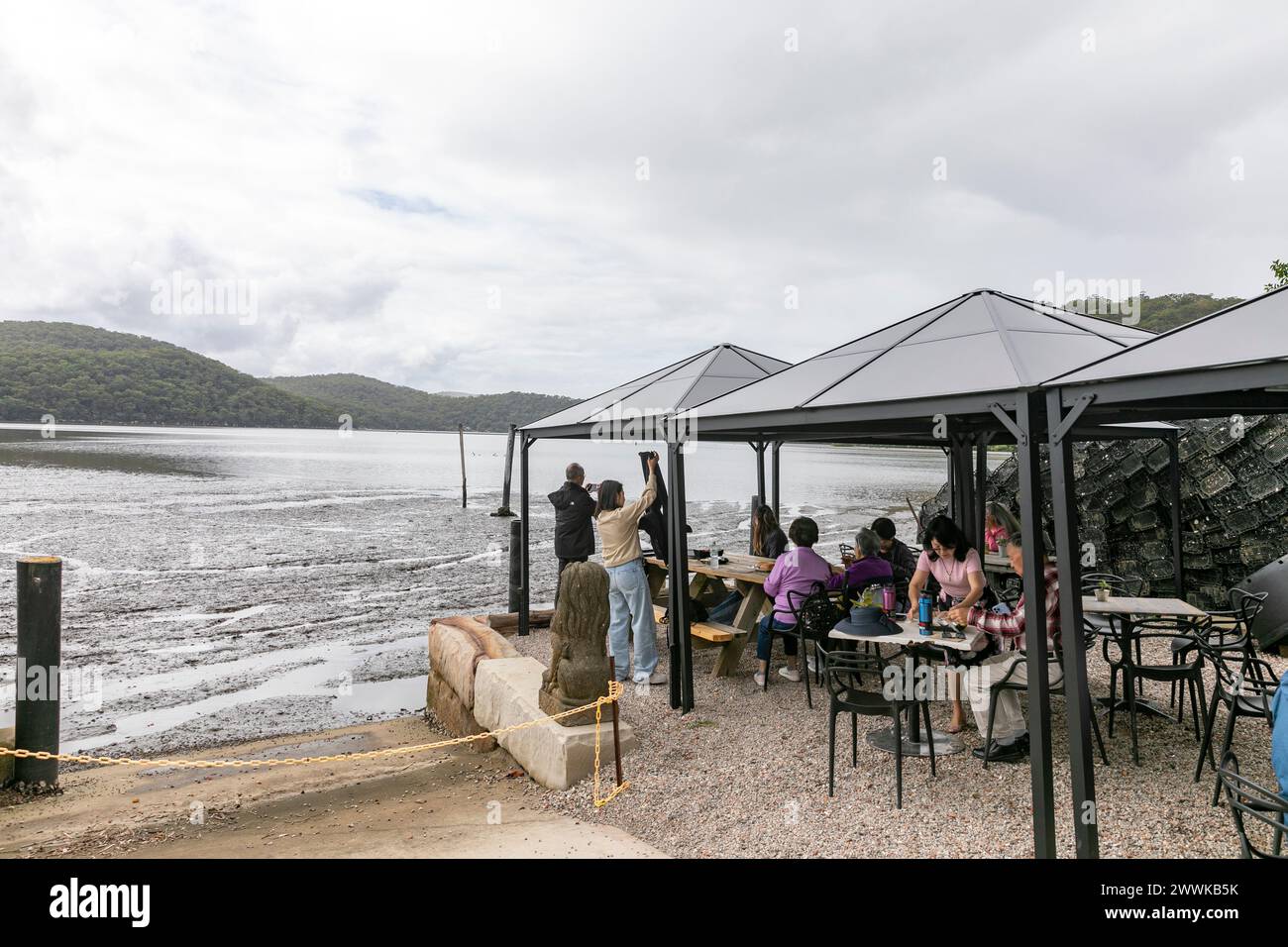 Oyster Restaurant, Leute essen Austern und Meeresfrüchte zum Mittagessen im Hawkesbury River Oyster Shed, New South Wales, Australien Stockfoto