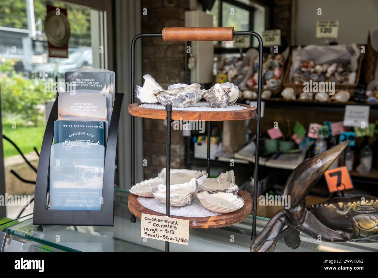 Hawkesbury River Oyster Farm Restaurant mit Austernschalenkerzen am Ladentisch zum Verkauf, Mooney Mooney, New South Wales, Australien Stockfoto