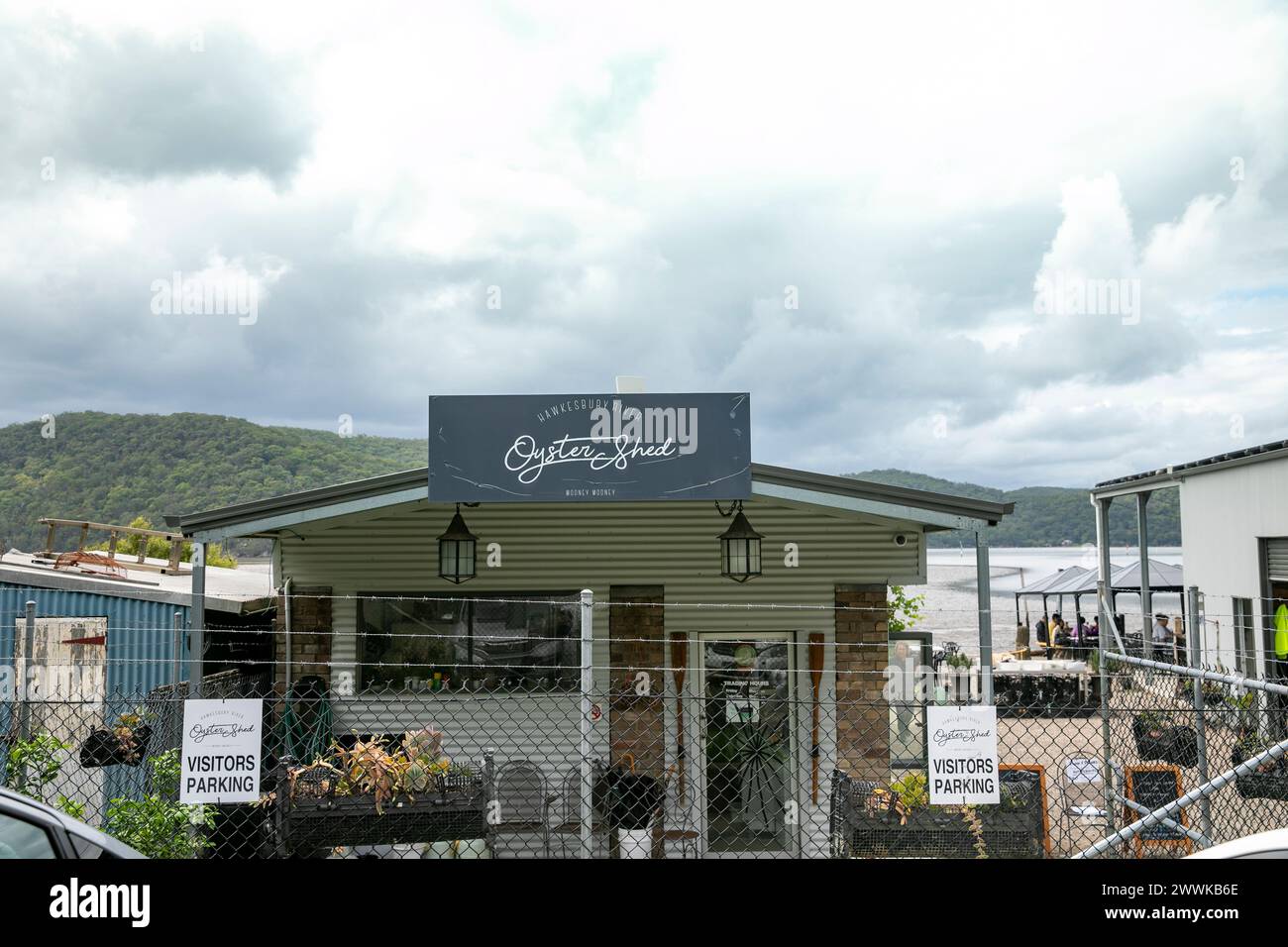 Hawkesbury River Oyster Shed Restaurant, das Meeresfrüchte und Meeresfrüchte für Gäste anbietet, Mooney Mooney, NSW, Australien, 2024 Stockfoto