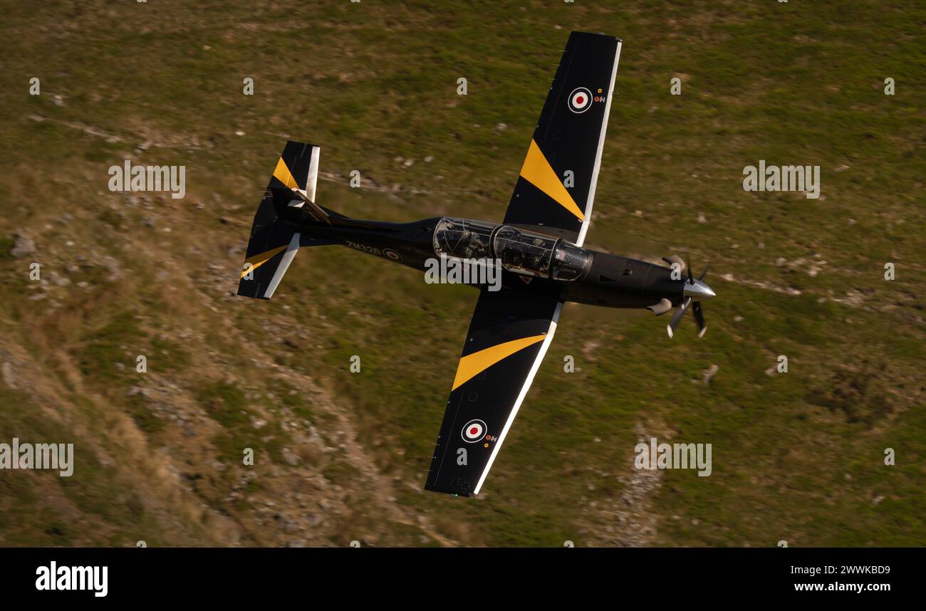 Eine Royal Air Force Beechcraft Texan T1 MK1 Low fliegt in Wales. Stockfoto