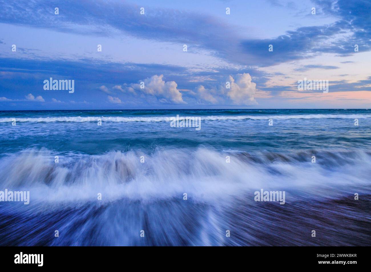 Wellen brechen am Ufer der Outer Banks auf der Emerald Isle in North Carolina Stockfoto