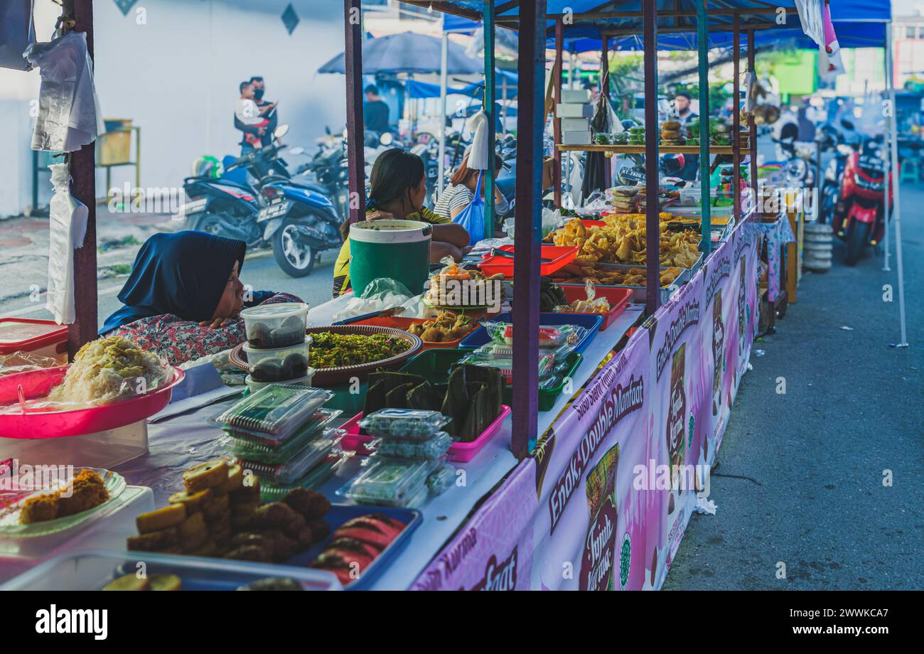 Balikpapan, Indonesien - 22. März 2024. Sie verkaufen verschiedene traditionelle indonesische Süßigkeiten und frittierte Speisen auf dem Ramadan-Markt. Stockfoto