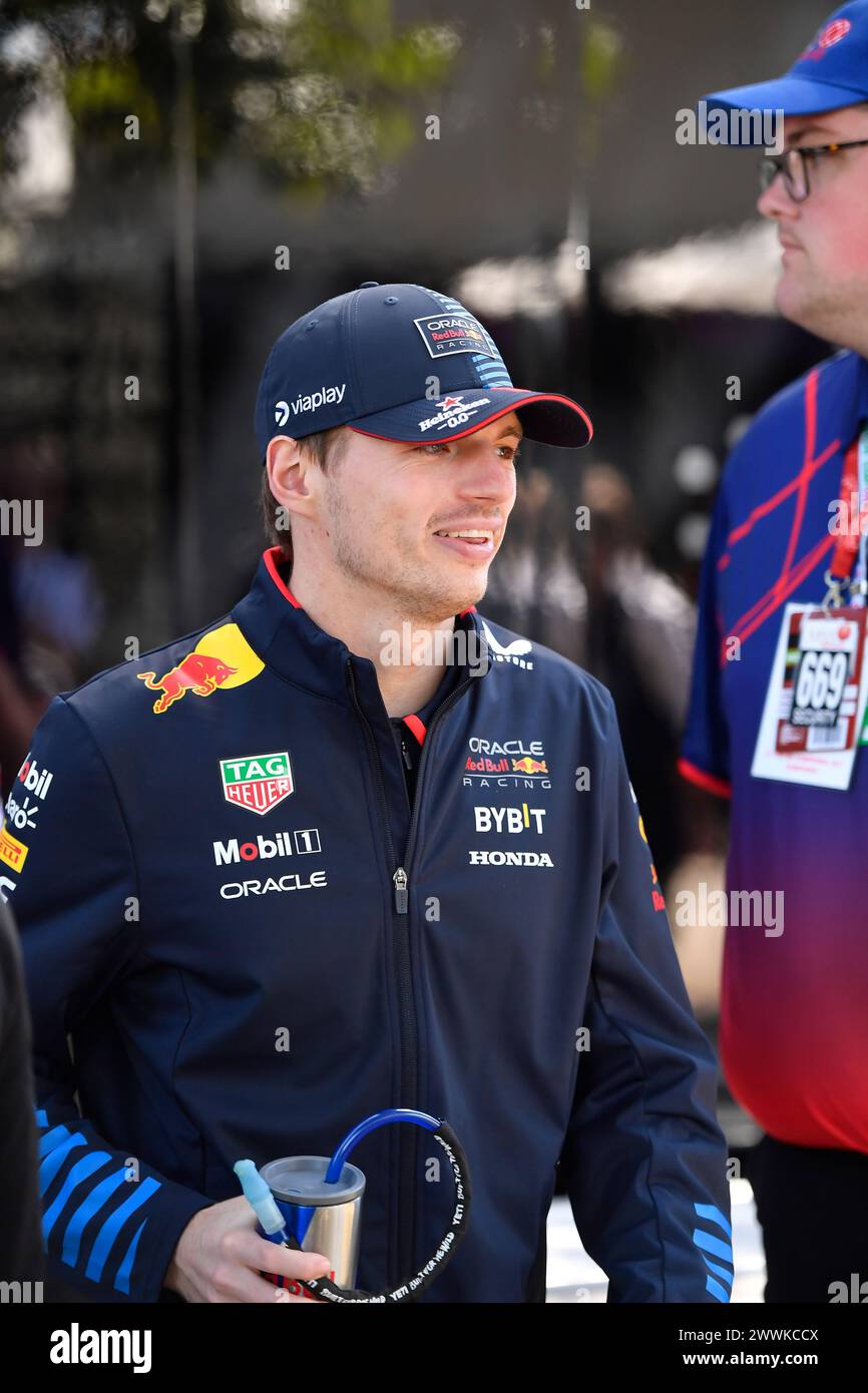 MELBOURNE, AUSTRALIEN, 24. März 2024. Im Bild: 01 Max Verstappen (NED) Oracle Red Bull Racing kehrt nach der Fahrerparade am Sonntag beim 3. Lauf des FIA Formel 1 Rolex Australian Grand Prix 2024 vom 22. Bis 24. März auf dem Albert Park Street Circuit in Melbourne, Australien zum Fahrerlager zurück. Quelle: Karl Phillipson/Alamy Live News Stockfoto