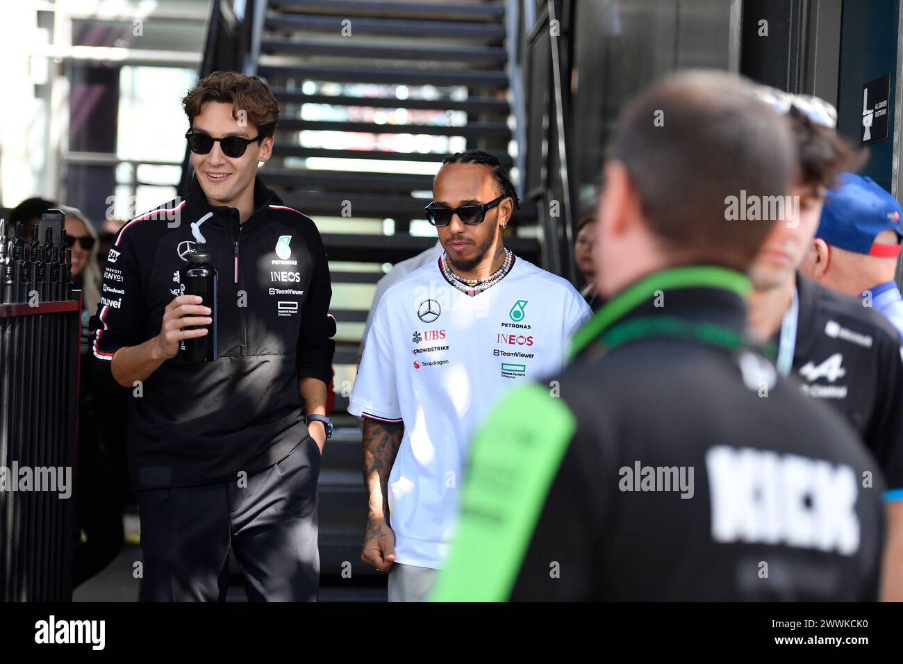 MELBOURNE, AUSTRALIEN, 24. März 2024. Im Bild: George Russell und 44 Lewis Hamilton (GBR) Mercedes-AMG Petronas F1 Team kehren nach der Sonntagsfahrerparade beim 3. Lauf der FIA Formel 1 Rolex Australian Grand Prix 2024 vom 22. Bis 24. März auf dem Albert Park Street Circuit in Melbourne, Australien, ins Fahrerlager zurück. Quelle: Karl Phillipson/Alamy Live News Stockfoto