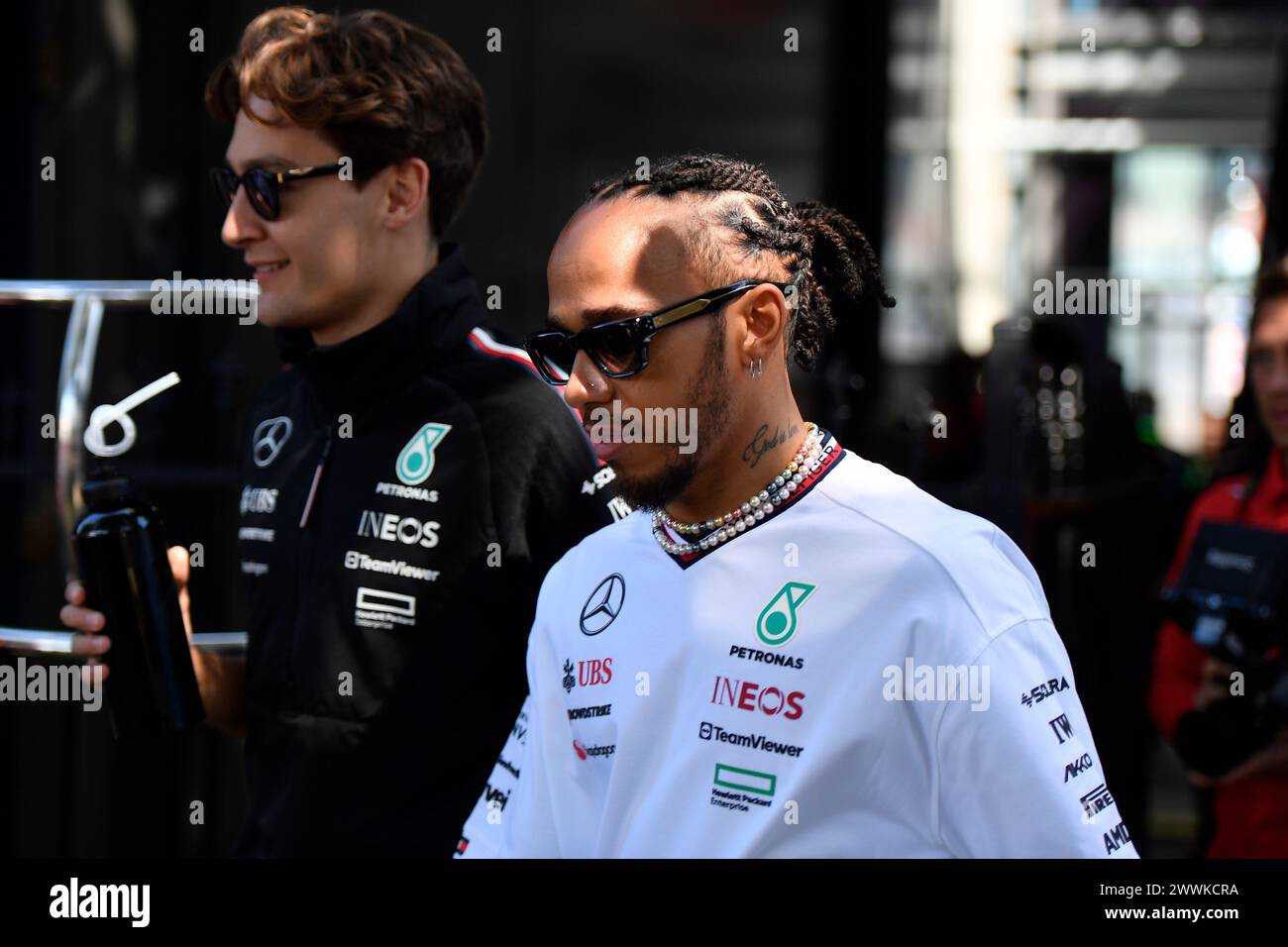 MELBOURNE, AUSTRALIEN, 24. März 2024. Im Bild: George Russell und 44 Lewis Hamilton (GBR) Mercedes-AMG Petronas F1 Team kehren nach der Sonntagsfahrerparade beim 3. Lauf der FIA Formel 1 Rolex Australian Grand Prix 2024 vom 22. Bis 24. März auf dem Albert Park Street Circuit in Melbourne, Australien, ins Fahrerlager zurück. Quelle: Karl Phillipson/Alamy Live News Stockfoto