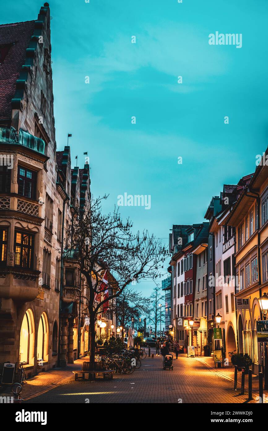 Beschreibung: Romantische Laternenbeleuchtung in der Zollnerstraße am Abend. Konstanz, Bodensee, Baden-Württemberg, Deutschland, Europa. Stockfoto