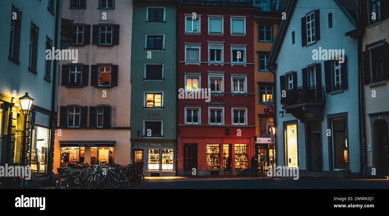 Beschreibung: Romanische Abendbeleuchtung der Altbauhäuser in der Wessenbergstraße. Konstanz, Bodensee, Baden-Württemberg, Deutschland, Europa. Stockfoto