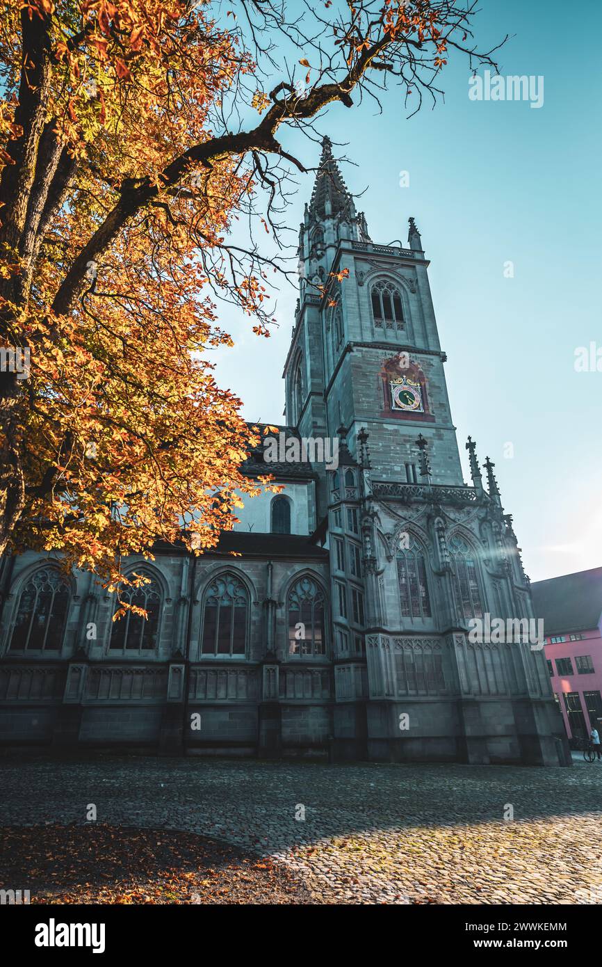 Beschreibung: Herbstliche Abendatmosphäre mit Sonnenstrahlen, die auf die Kathedrale und den Domplatz fallen. Münster, Konstanz, Bodensee, Stockfoto