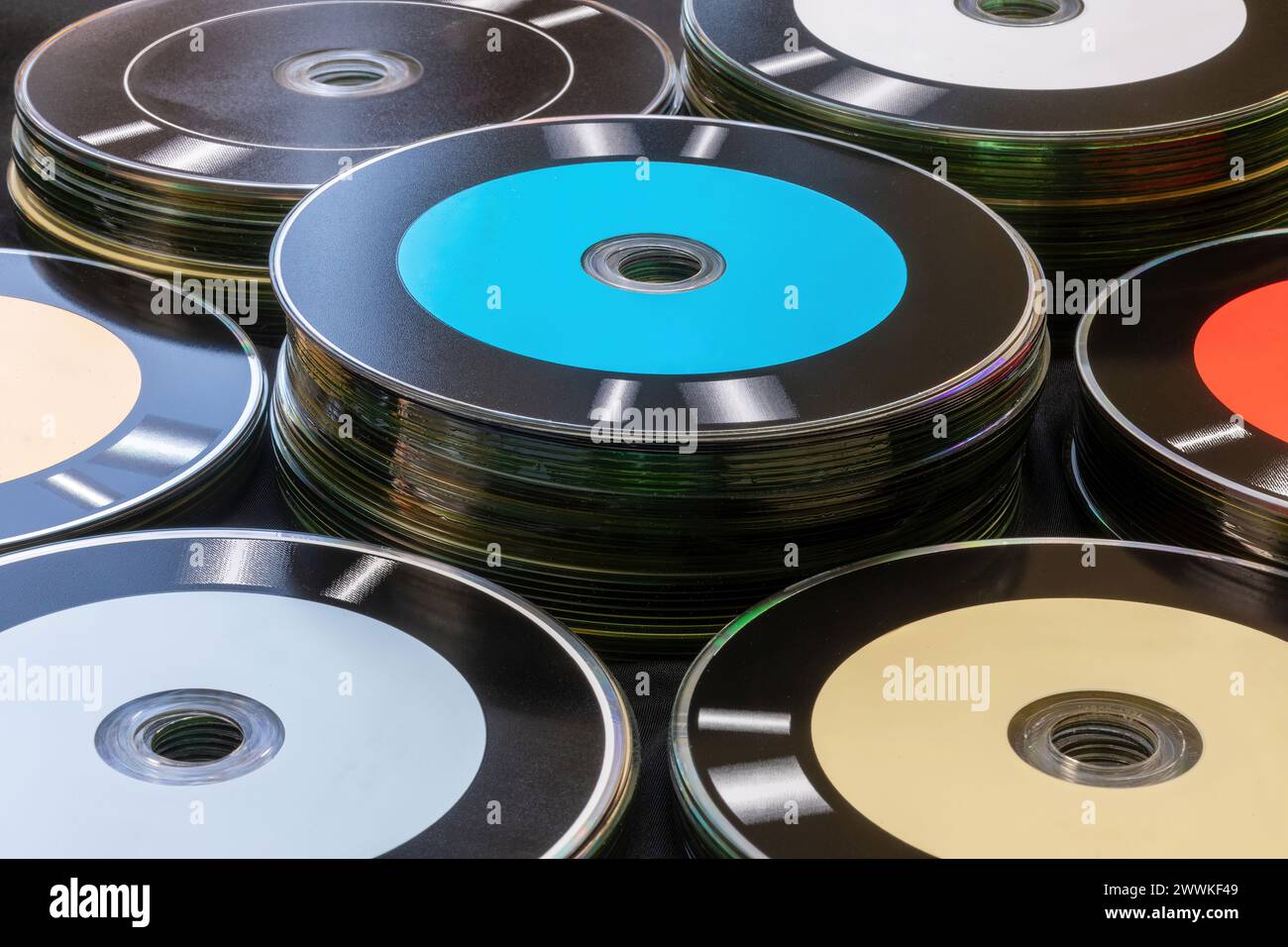 Haufen bunter CDs im Vintage Mini-LP-Stil Stockfoto