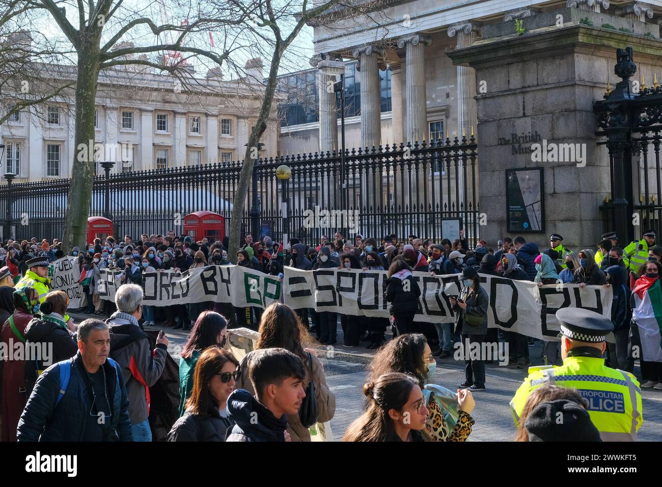 London, Großbritannien, 24. März 2024. Energiembargo für palästinensische Aktivisten protestierten vor dem British Museum gegen die kürzlich erneuerte Partnerschaft der Institutionen mit BP, dem Israel während des Krieges Genehmigungen für Gasbohrungen vor der Küste von Gaza erteilt hat. Die Gruppe ruft dazu auf, dass das Museum seine Verbindungen zu dem fossilen Brennstoffriesen auflöst. Quelle: Eleventh Photography/Alamy Live News Stockfoto