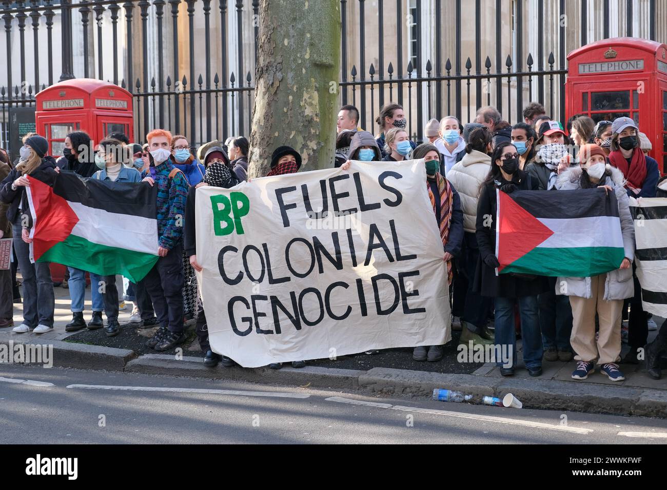 London, Großbritannien, 24. März 2024. Energiembargo für palästinensische Aktivisten protestierten vor dem British Museum gegen die kürzlich erneuerte Partnerschaft der Institutionen mit BP, dem Israel während des Krieges Genehmigungen für Gasbohrungen vor der Küste von Gaza erteilt hat. Die Gruppe ruft dazu auf, dass das Museum seine Verbindungen zu dem fossilen Brennstoffriesen auflöst. Quelle: Eleventh Photography/Alamy Live News Stockfoto