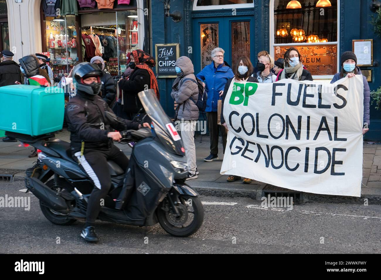 London, Großbritannien, 24. März 2024. Energiembargo für palästinensische Aktivisten protestierten vor dem British Museum gegen die kürzlich erneuerte Partnerschaft der Institutionen mit BP, dem Israel während des Krieges Genehmigungen für Gasbohrungen vor der Küste von Gaza erteilt hat. Die Gruppe ruft dazu auf, dass das Museum seine Verbindungen zu dem fossilen Brennstoffriesen auflöst. Quelle: Eleventh Photography/Alamy Live News Stockfoto