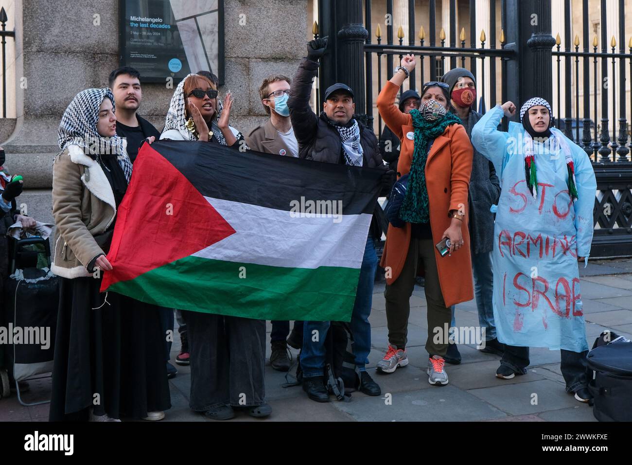 London, Großbritannien, 24. März 2024. Energiembargo für palästinensische Aktivisten protestierten vor dem British Museum gegen die kürzlich erneuerte Partnerschaft der Institutionen mit BP, dem Israel während des Krieges Genehmigungen für Gasbohrungen vor der Küste von Gaza erteilt hat. Die Gruppe ruft dazu auf, dass das Museum seine Verbindungen zu dem fossilen Brennstoffriesen auflöst. Quelle: Eleventh Photography/Alamy Live News Stockfoto