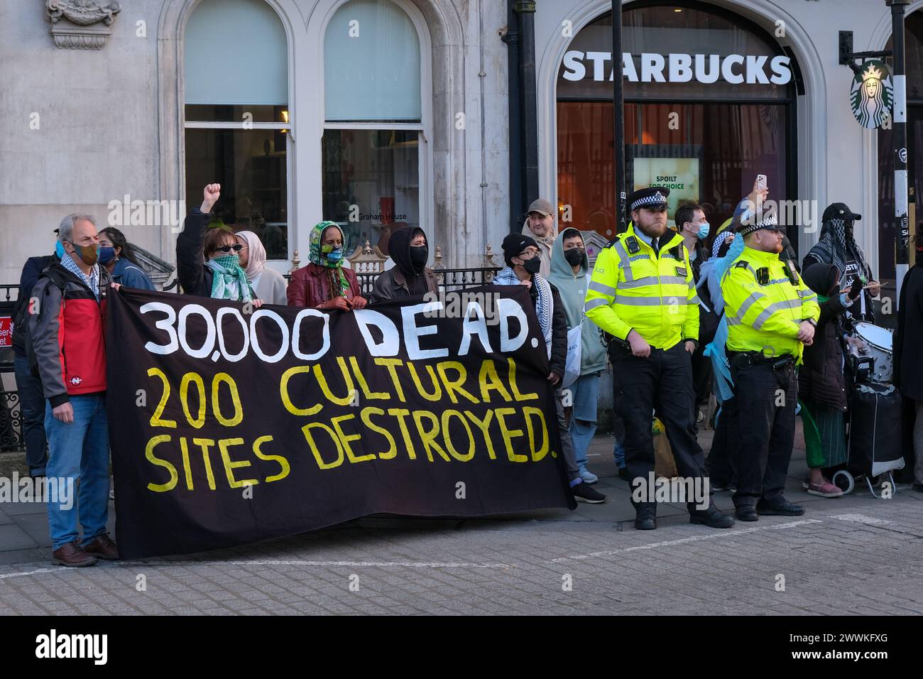 London, Großbritannien, 24. März 2024. Energiembargo für palästinensische Aktivisten protestierten vor dem British Museum gegen die kürzlich erneuerte Partnerschaft der Institutionen mit BP, dem Israel während des Krieges Genehmigungen für Gasbohrungen vor der Küste von Gaza erteilt hat. Die Gruppe ruft dazu auf, dass das Museum seine Verbindungen zu dem fossilen Brennstoffriesen auflöst. Quelle: Eleventh Photography/Alamy Live News Stockfoto
