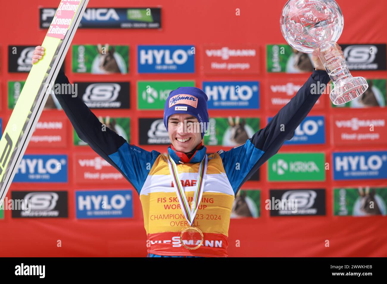 Planica. März 2024. Stefan Kraft aus Österreich feiert am 24. März 2024 bei der Siegerehrung der Herren der FIS Skisprung World Cup Saison 2023/24 in Planica Slowenien. Quelle: Zeljko Stevanic/Xinhua/Alamy Live News Stockfoto