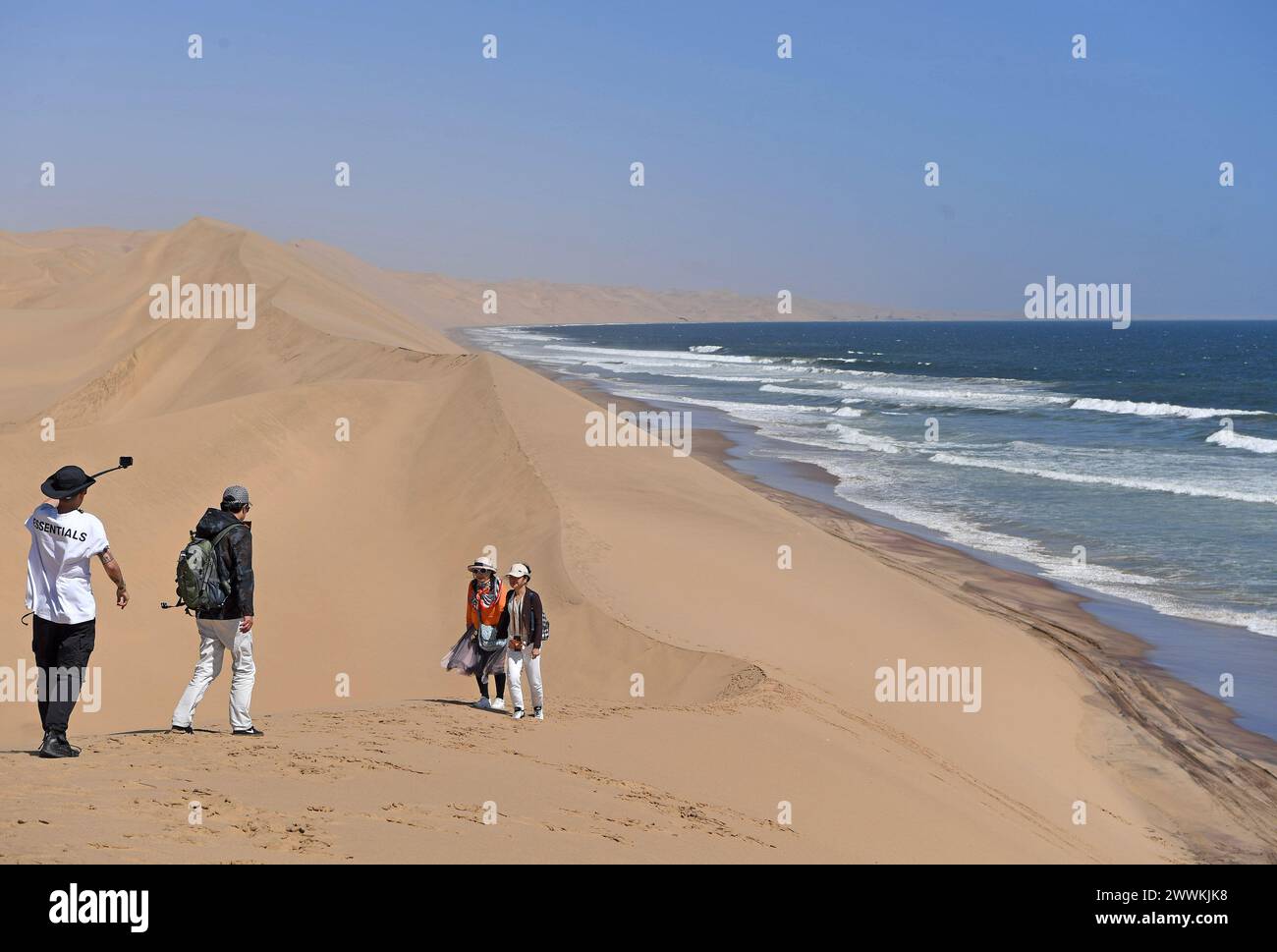 Windhoek. März 2024. Touristen besuchen den Sandwich Harbor im Namib-Naukluft-Nationalpark in Namibia am 24. März 2024. Im namibischen Namib-Naukluft-Nationalpark, 400 Kilometer von der Hauptstadt Windhoek entfernt, gibt es einen malerischen Ort, der als Sandwich Harbor bekannt ist. Mit seiner einzigartigen Landschaft auf halbem Meer und halber Wüste zieht es Touristen aus der ganzen Welt an. Quelle: Chen Cheng/Xinhua/Alamy Live News Stockfoto