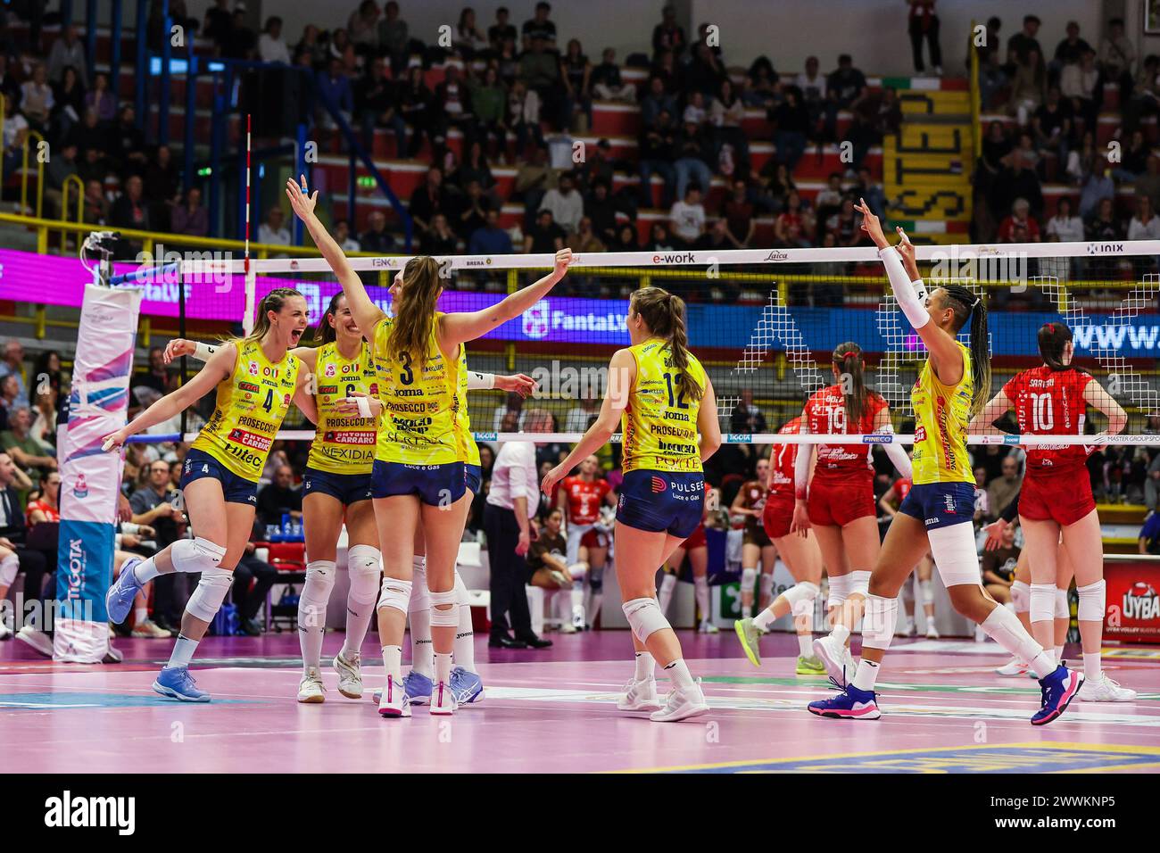 Busto Arsizio, Italien. März 2024. Die Spieler von Prosecco Doc Imoco Conegliano feiern während der Volley Serie A Frauen 2023/24 Spiel zwischen UYBA E-Work Volley Busto Arsizio und Prosecco Doc Imoco Conegliano in der E-Work Arena. Quelle: SOPA Images Limited/Alamy Live News Stockfoto