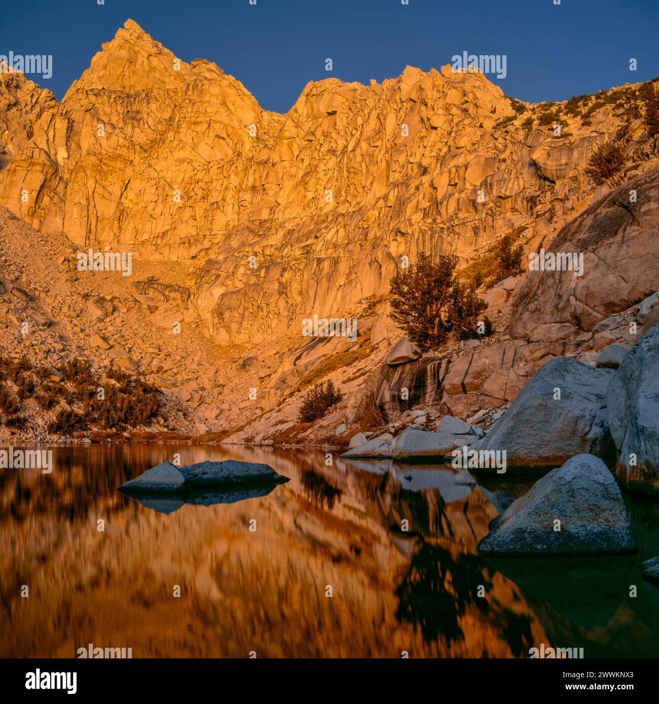 Dawn, Pothole Lake, Kearsarge Pinnacles, John Muir Wilderness, Inyo National Forest, Östliche Sierra, Kalifornien Stockfoto