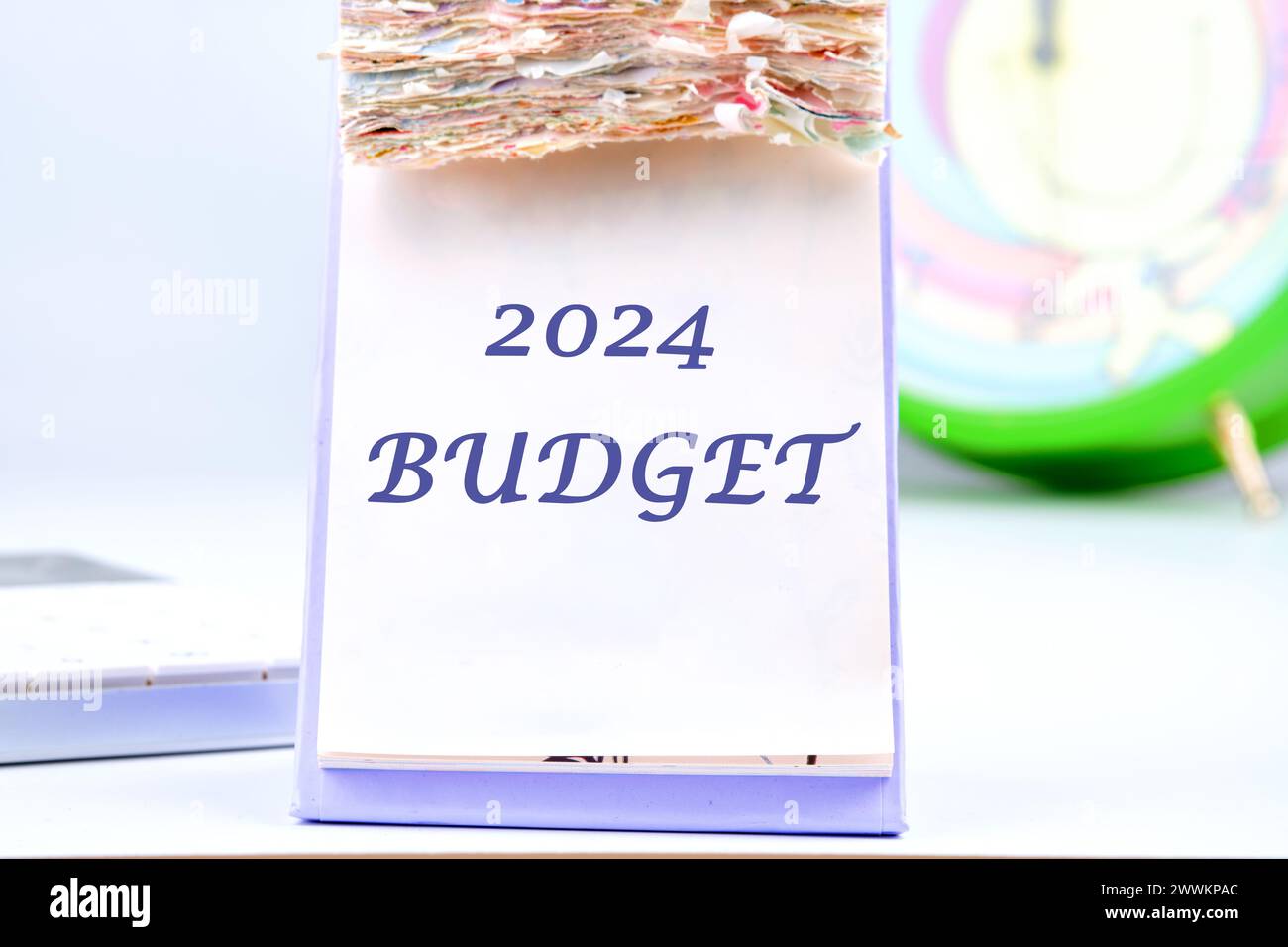 2024 Konzept der Haushaltsplanung und -Zuweisung. Text im Desktop-Kalender Stockfoto