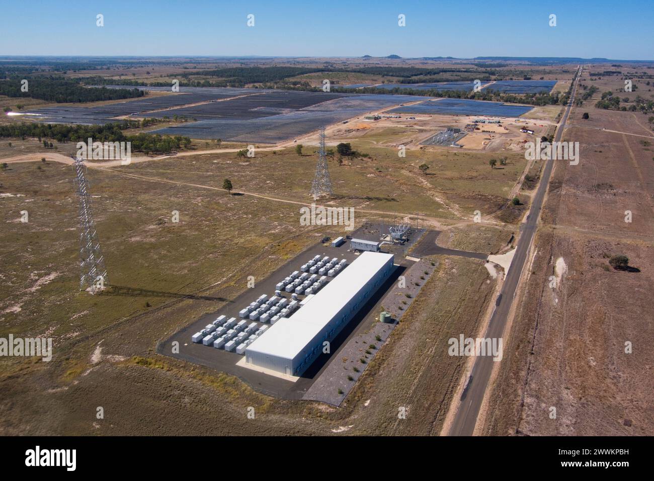 Luftaufnahme des großen Energiespeichersystems von Queensland, das die Energie von über 250.000 Solarpaneelen speichert, Wandoan South Queensland Australien Stockfoto