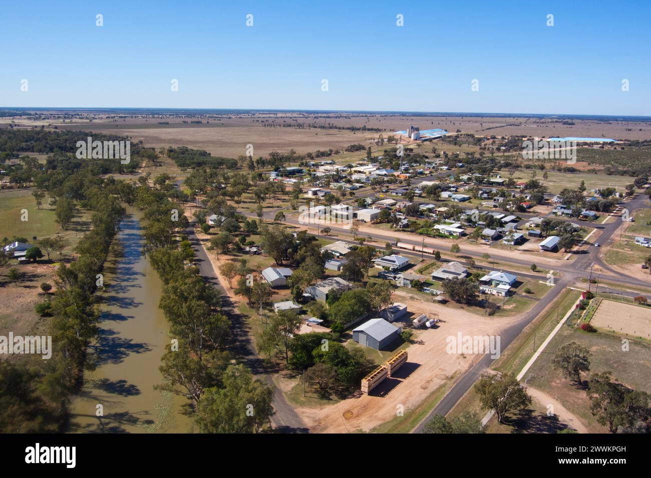 Aus der Vogelperspektive des kleinen Dorfes Meandarra am Brigalow Creek in den Western Darling Downs Queensland Australia Stockfoto