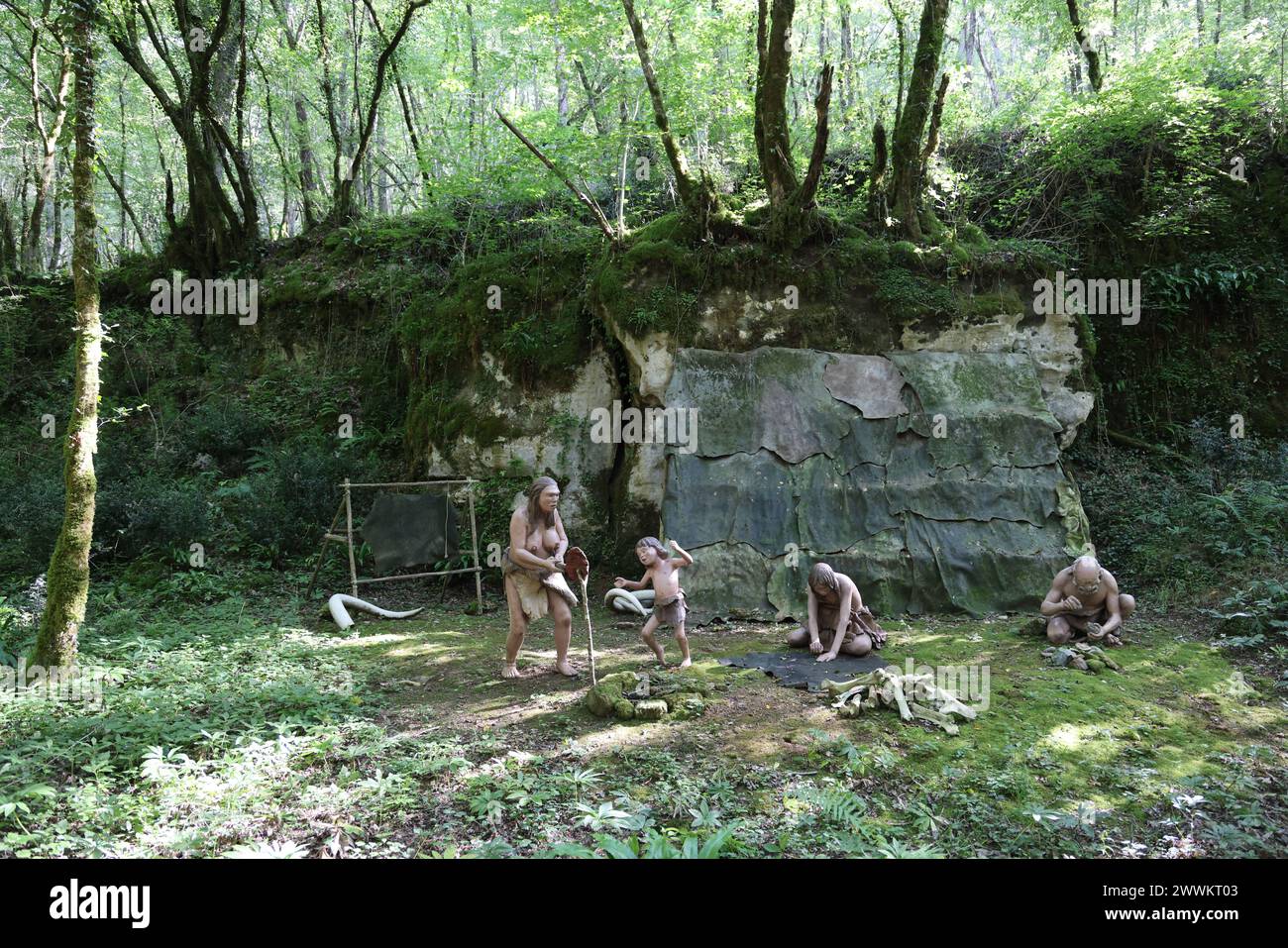 Eine Lebensszene aus der Vorgeschichte wurde im Prehisto Parc im Vézère River Valley in Périgord Noir in der Höhle Lascaux rekonstruiert. Tursac, Pér Stockfoto