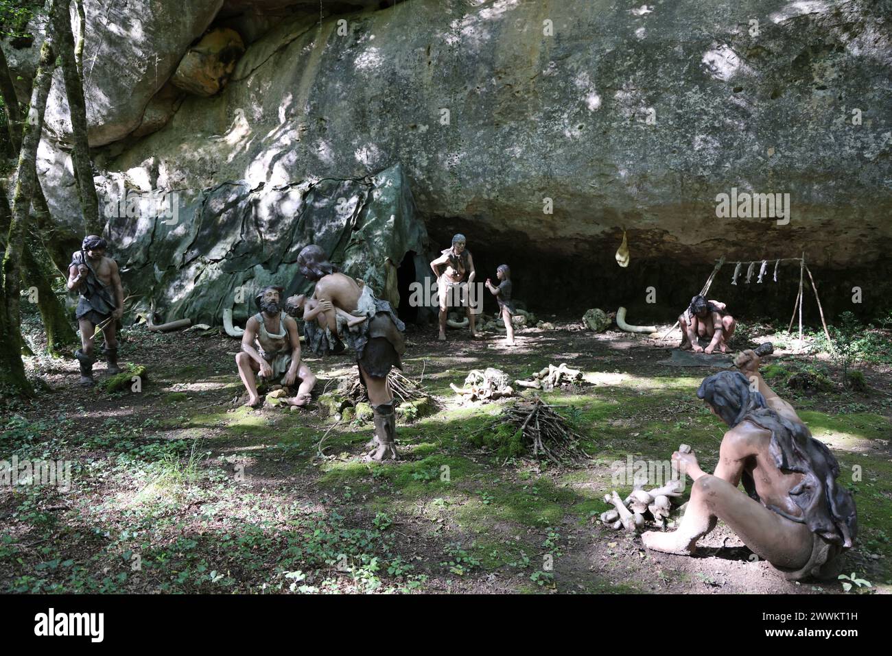 Eine Lebensszene aus der Vorgeschichte wurde im Prehisto Parc im Vézère River Valley in Périgord Noir in der Höhle Lascaux rekonstruiert. Tursac, Pér Stockfoto