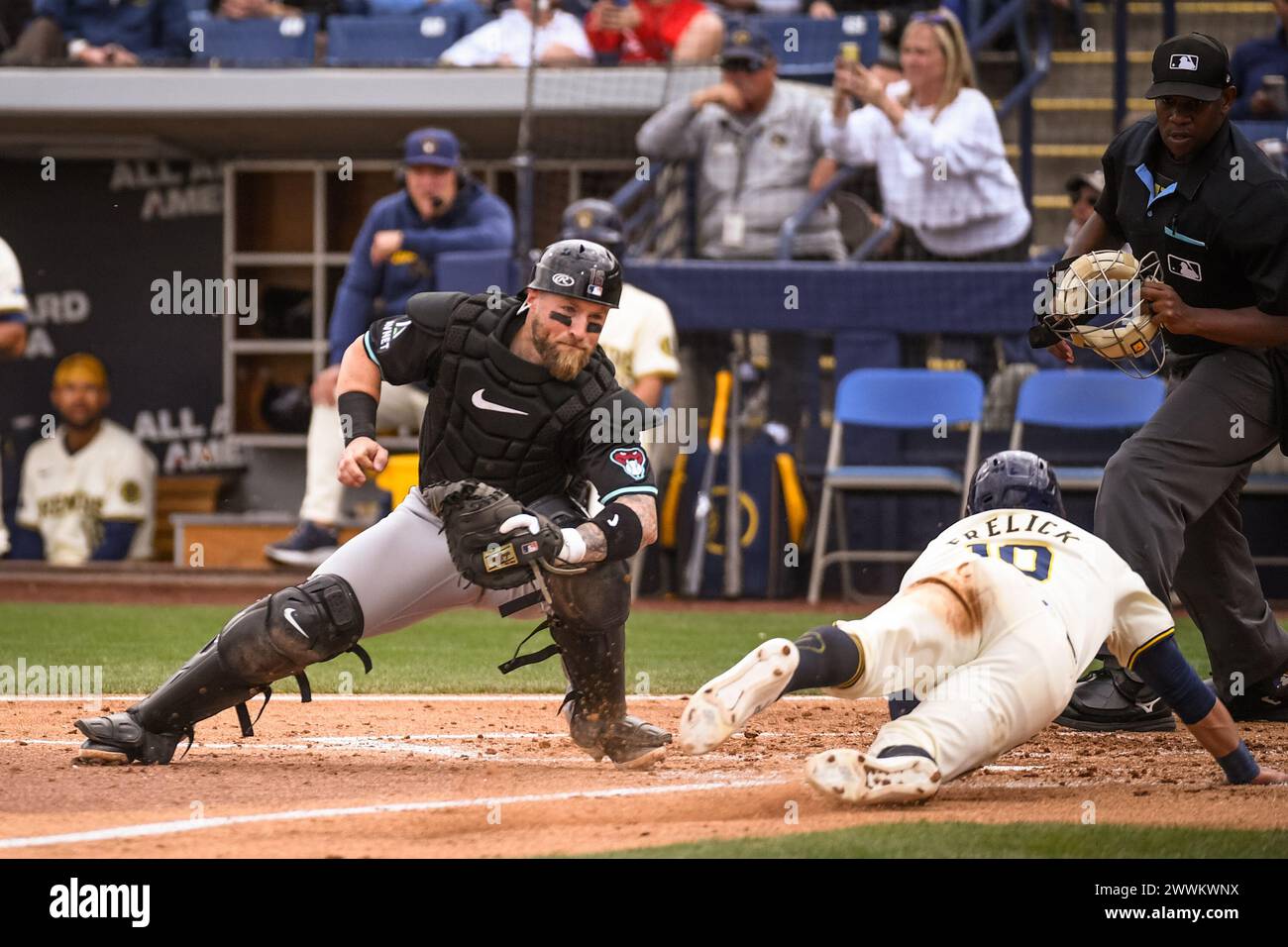 Der Milwaukee Brewers Outfield Sal Frelick (10) vermeidet im dritten Inning eines MLB-Spri den Tag von Arizona Diamondbacks-Fänger Tucker Barnhart (16) Stockfoto