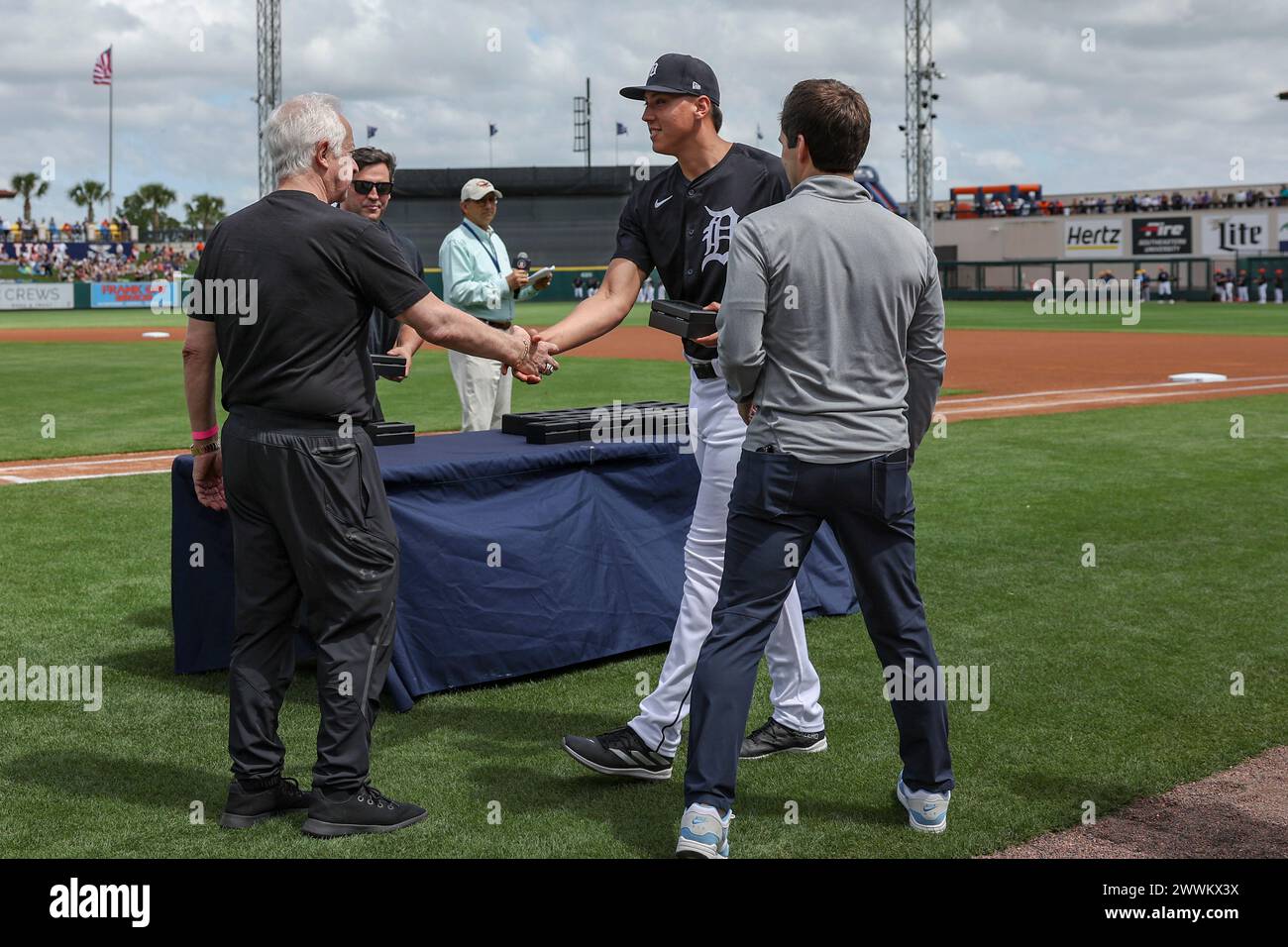 Lakeland FL USA; Detroit Tigers Pitcher Wilmer Flores (59) schüttelt die Hand mit Erie Seawolves Eigentümer und CEO Fernando Aguirre, nachdem er mit ihm vorgestellt wurde Stockfoto