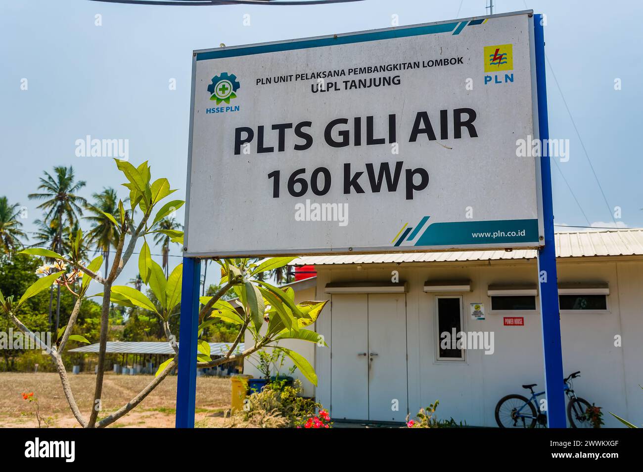 Ein kleines Solarkraftwerk auf der winzigen tropischen Insel Gili Air vor der Küste von Lombok, Indonesien Stockfoto