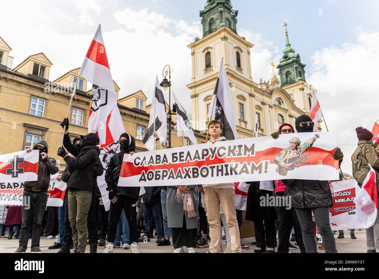 Warschau, Polen. März 2024. Demonstranten schwenken Fahnen des freien Weißrusslands und halten ein Banner mit der Aufschrift "Ruhm an die belarussischen Freiwilligen" (Kampf in den Streitkräften der Ukraine) am 24. März fand ein Protest statt, an dem mehrere hundert Menschen teilnahmen. zum 106. Jahrestag der Unabhängigkeitserklärung der Volksrepublik Belarus am 25. März 1918. Dieser Feiertag wird vom Regime von Alexander Lukaschenko nicht akzeptiert. (Foto: Marek Antoni Iwanczuk/SOPA Images/SIPA USA) Credit: SIPA USA/Alamy Live News Stockfoto