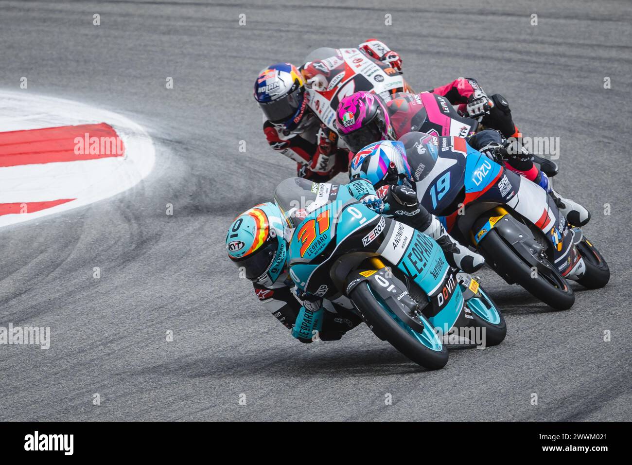 Portimao, Portugal. März 2024. Adrian Fernandez (Spanien) und Leopard Racing (31), Scott Ogden (Vereinigtes Königreich Großbritannien und Nordirland) und MLav Racing (19), Nicola Carraro aus Italien und MTA Team (10) und Filippo Farioli aus Italien und SIC58 Squadra Corse (7) im Einsatz während des Moto3-Rennens des Tissot Grand Prix aus Portugal am 24. März 2024 auf dem Algarve International Circuit in Portimao, Portugal. (Foto: Henrique Casinhas/SOPA Images/SIPA USA) Credit: SIPA USA/Alamy Live News Stockfoto