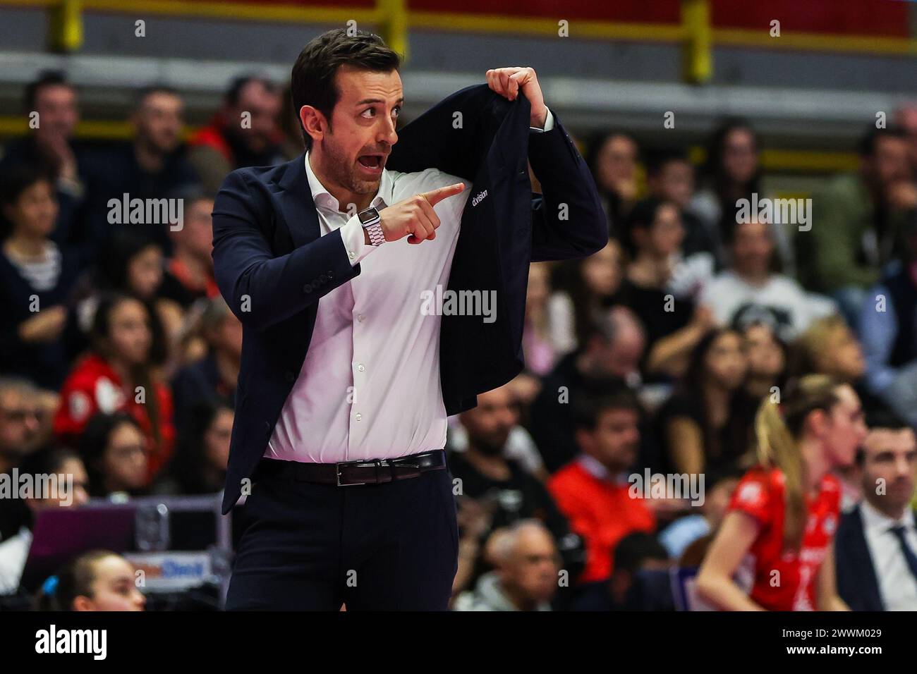 Busto Arsizio, Italien. März 2024. Daniele Santarelli Head Coach des Prosecco Doc Imoco Conegliano Gesten während des Spiels der Volley Serie A Frauen 2023/24 zwischen UYBA E-Work Volley Busto Arsizio und Prosecco Doc Imoco Conegliano in der E-Work Arena. (Foto: Fabrizio Carabelli/SOPA Images/SIPA USA) Credit: SIPA USA/Alamy Live News Stockfoto