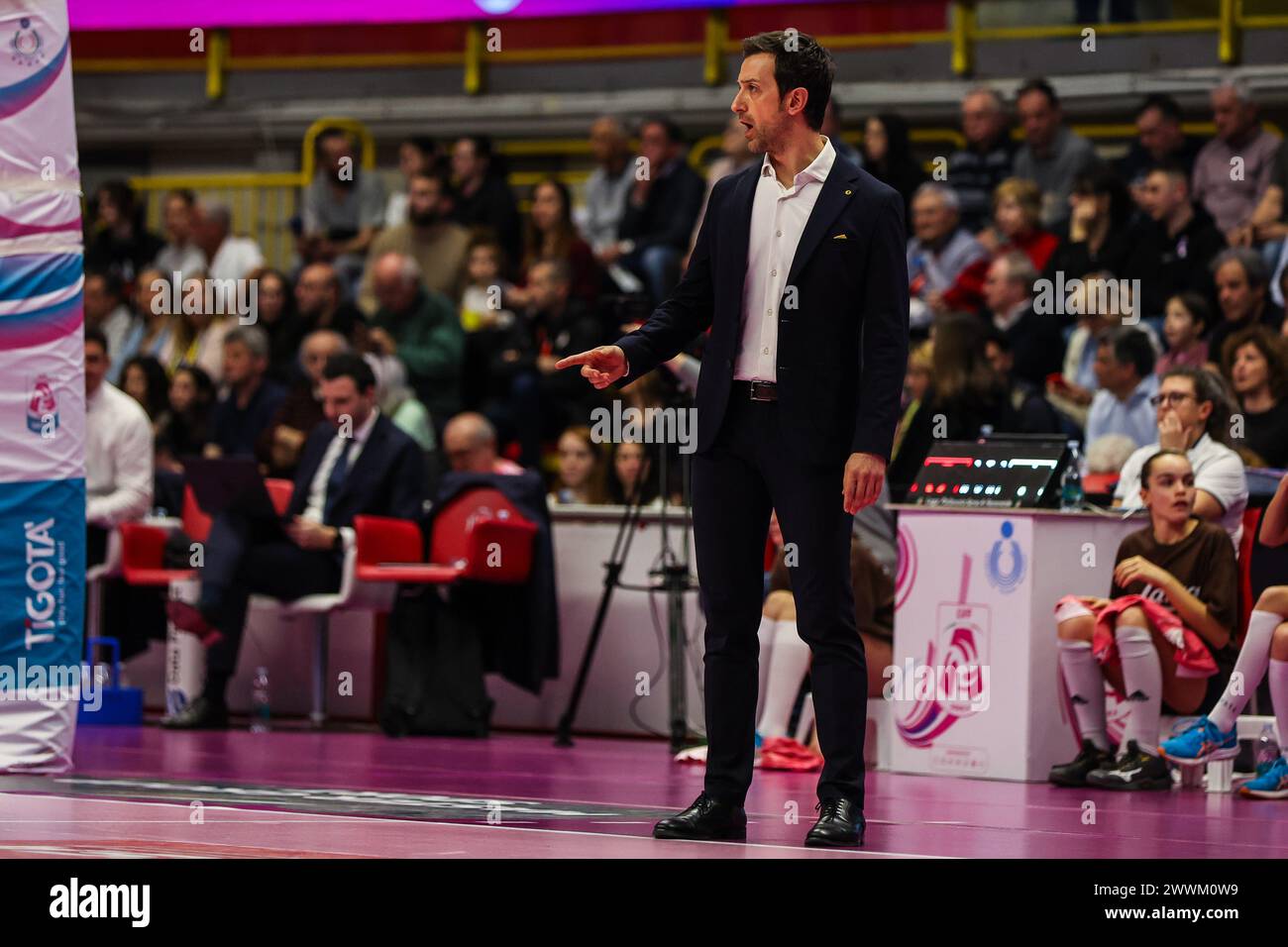 Busto Arsizio, Italien. März 2024. Daniele Santarelli Head Coach des Prosecco Doc Imoco Conegliano Gesten während des Spiels der Volley Serie A Frauen 2023/24 zwischen UYBA E-Work Volley Busto Arsizio und Prosecco Doc Imoco Conegliano in der E-Work Arena. (Foto: Fabrizio Carabelli/SOPA Images/SIPA USA) Credit: SIPA USA/Alamy Live News Stockfoto