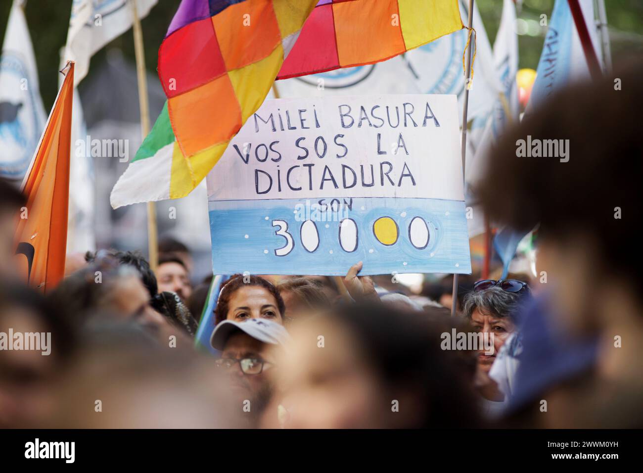 Bundeshauptstadt, Bundeshauptstadt, Argentinien. März 2024. März 2024, Buenos Aires, Argentinien:. Am Nationalfeiertag der Erinnerung an Wahrheit und Gerechtigkeit und 48 Jahre nach dem Staatsstreich, den Argentinien 1976 erlebte, Menschenrechtsorganisationen riefen zu einer massiven Mobilisierung in Richtung Casa Rosada auf, um an die 30.000 von der Diktatur verschwundenen zivilen Militärs zu erinnern und die dezialistischen Manifestationen der Regierung von Javier Milei abzulehnen. Die Präsidentin der Großmütter der Plaza de Mayo, Estela de Carlotto, begann mit der Lektüre eines Dokuments, das sie gemeinsam mit M. vorbereitete Stockfoto