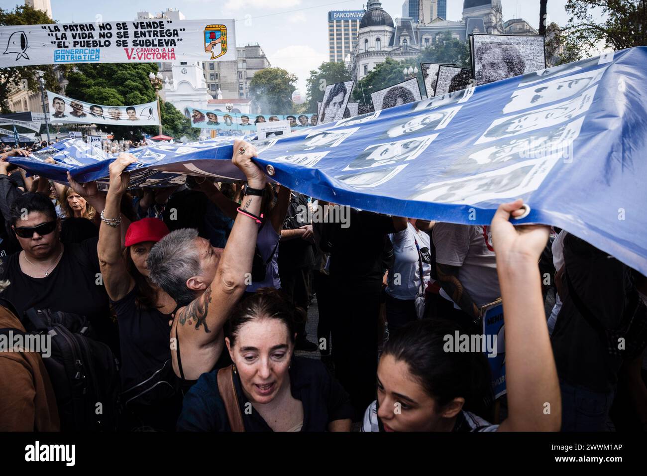 Buenos Aires, Argentinien. März 2024. Die Demonstranten tragen die Flagge mit den Gesichtern derer, die von der Militärdiktatur verschwunden sind. Mobilisierung 48 Jahre nach dem letzten zivil-militärischen Putsch in Argentinien mit den Slogans "Memory yes" und "Never again". Quelle: SOPA Images Limited/Alamy Live News Stockfoto