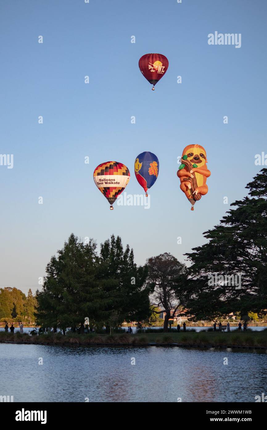 Hamilton, Neuseeland, 14. März 2023: Ballons über Waikato bei Sonnenaufgang, Blick über den See Stockfoto