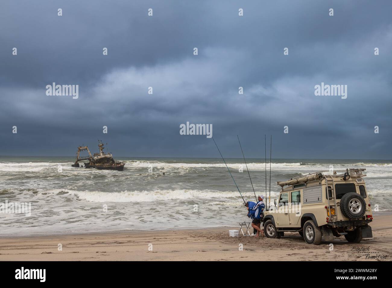 Tiefseefischer am Wrack des Fischereifahrzeugs Zeila, Skeleton Coast, Namibia Stockfoto