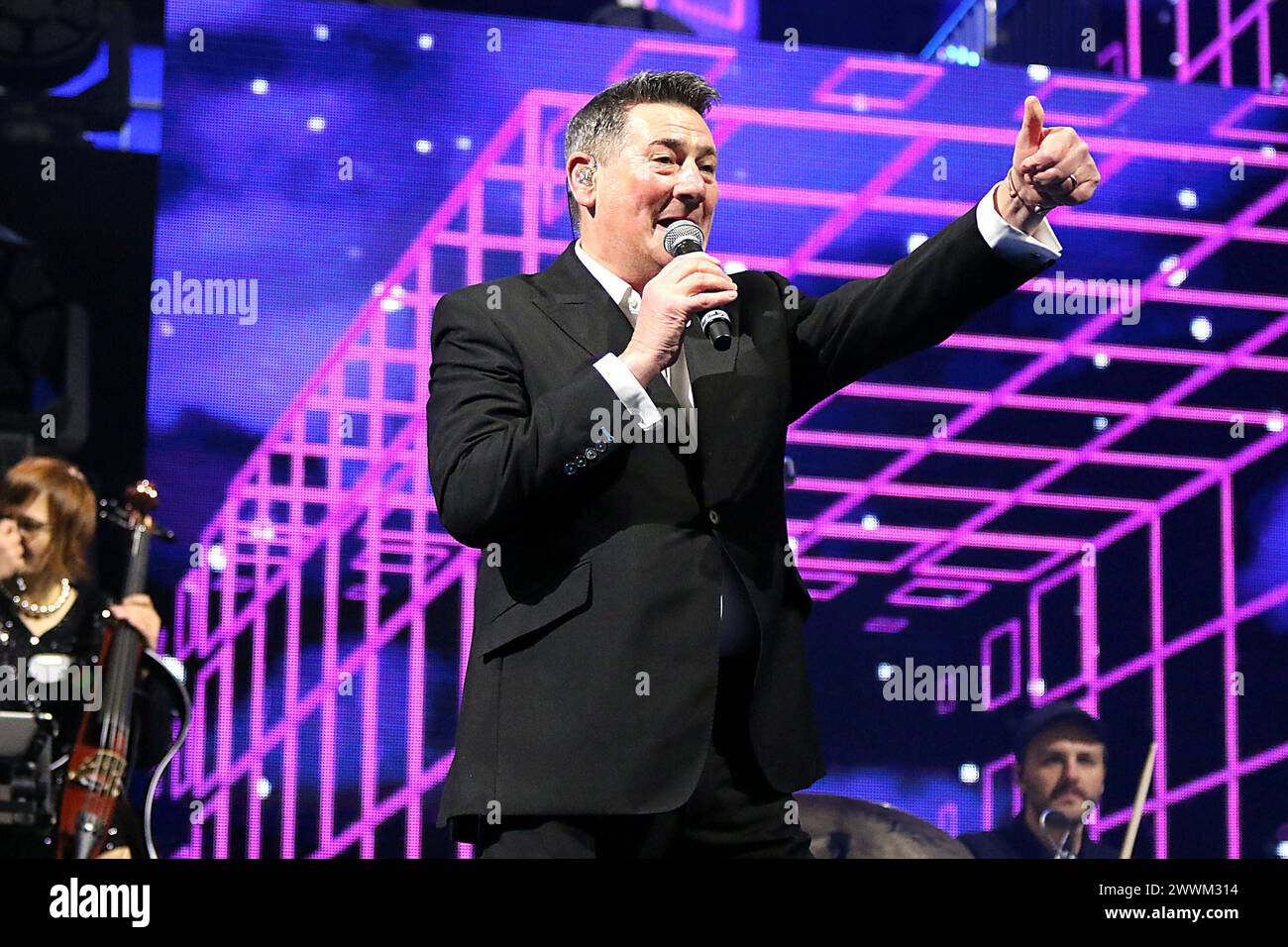 REKORDDATUM NICHT ANGEGEBEN die 80er LIVE am 23.03.2024 in der Veltins Arena Gelsenkirchen im Bild Saenger Tony Hadley von der ehemaligen Band Spandau Ballett Foto: Otto Krschak die 80er LIVE in der Veltins Arena Gelsenkirchen *** die 80er LIVE am 23 03 2024 in der Veltins Arena Gelsenkirchen in dem Bildsänger Tony Hadley von der ehemaligen Band Spandau Ballet Photo Otto Krschak die 80er LIVE in der Veltins Arena Gelsenkirchen Stockfoto