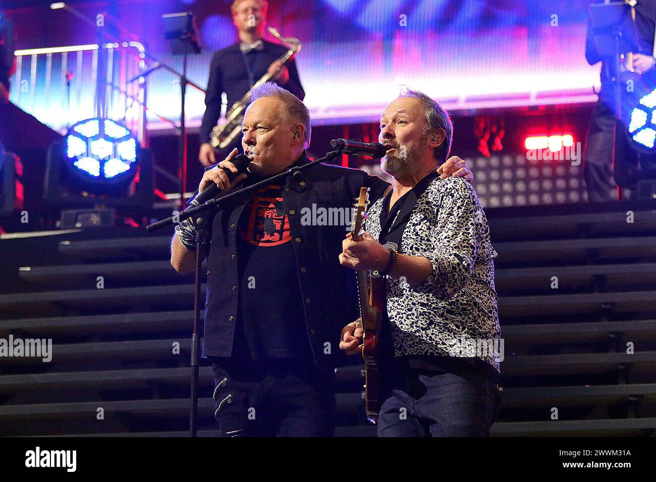 REKORDDATUM NICHT ANGEGEBEN die 80er LIVE am 23.03.2024 in der Veltins Arena Gelsenkirchen im Bild die Band Cutting Crew mit Saenger Nick van Eede und Gitarrist Kevin Scott MacMichael Foto: Otto Krschak die 80er LIVE in der Veltins Arena Gelsenkirchen *** die 80er LIVE am 23 03 2024 in der Veltins Arena Gelsenkirchen im Bild die Band Cutting Crew mit Sänger Nick van Eede und Gitarrist Kevin Scott MacMichael Foto Otto Krschak die 80er LIVE in der Veltins Arena Gelsenkirchen Stockfoto