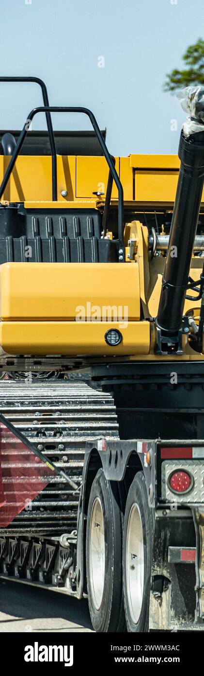 Schwerlastfahrzeug mit angebautem Lader Stockfoto