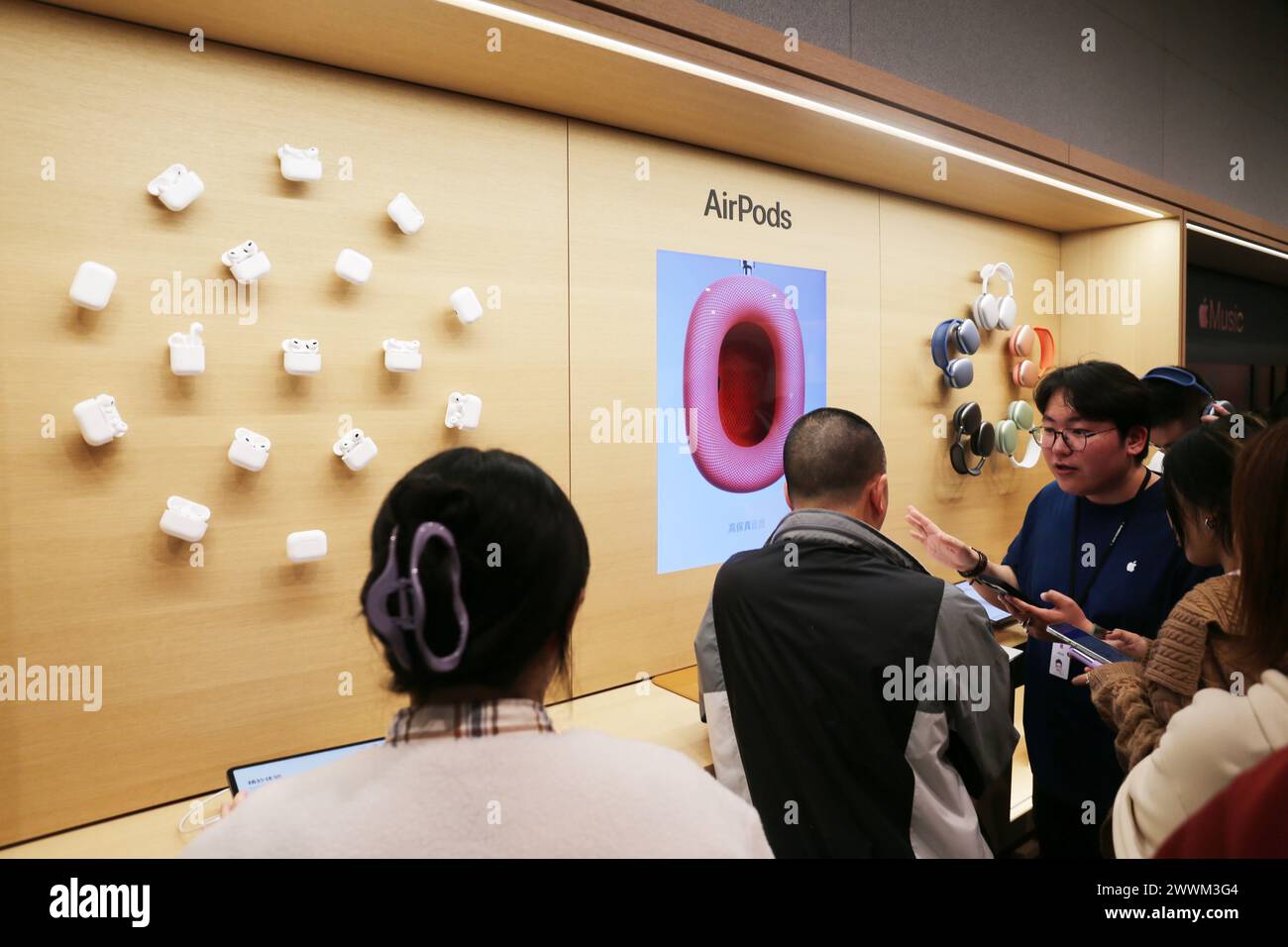 Shanghai, China. März 2024. Am 23. März 2024 erkunden Besucher den Musikladen im Apple Flagship Store, dem größten in Asien, in Shanghai, China. (Foto: Costfoto/NurPhoto) Credit: NurPhoto SRL/Alamy Live News Stockfoto